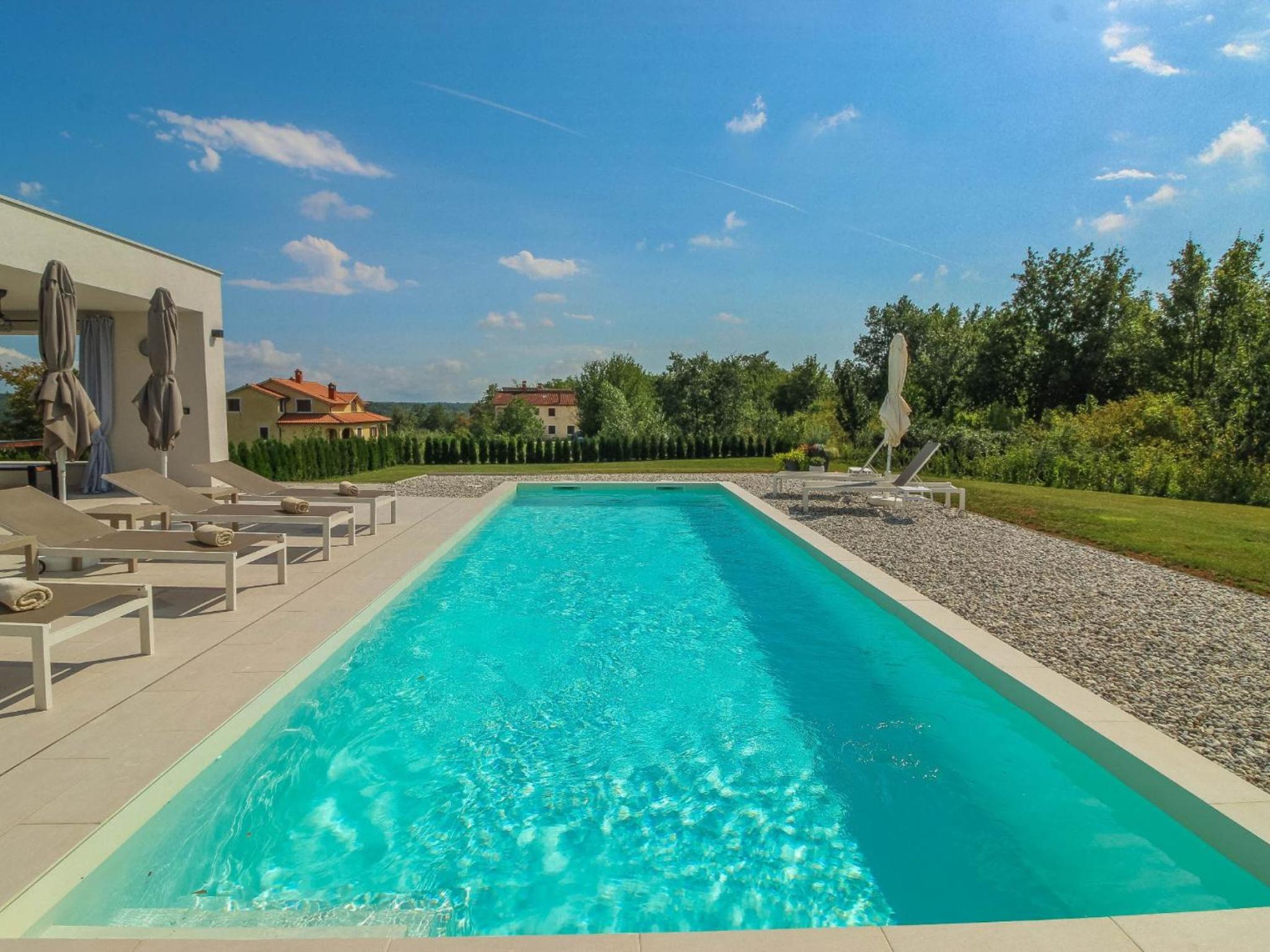 Beautiful Villa Una Sofia with pool in Tinjan