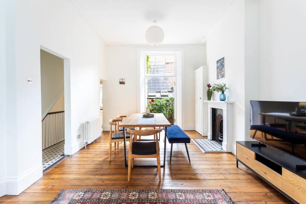 2-bedroom split-level apartment in Notting Hill