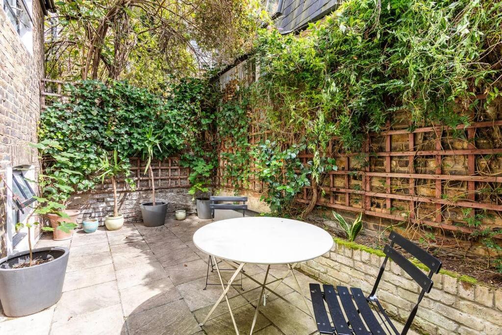 2-bedroom split-level apartment in Notting Hill