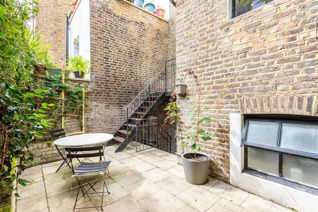 2-bedroom split-level apartment in Notting Hill