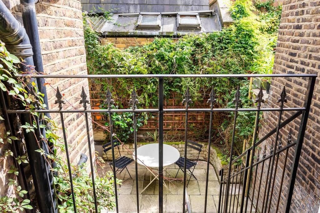 2-bedroom split-level apartment in Notting Hill
