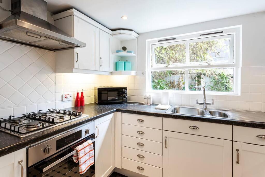 2-bedroom split-level apartment in Notting Hill