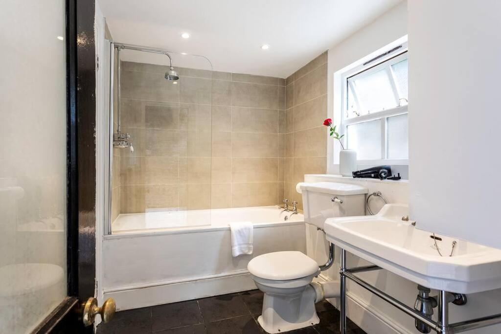2-bedroom split-level apartment in Notting Hill