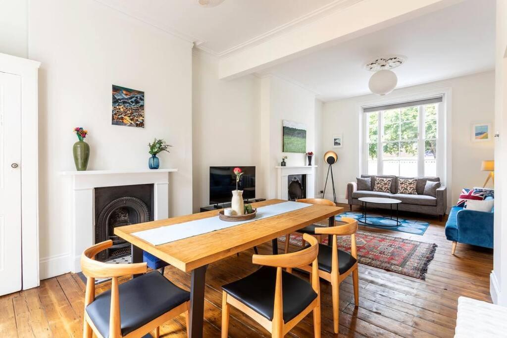 2-bedroom split-level apartment in Notting Hill