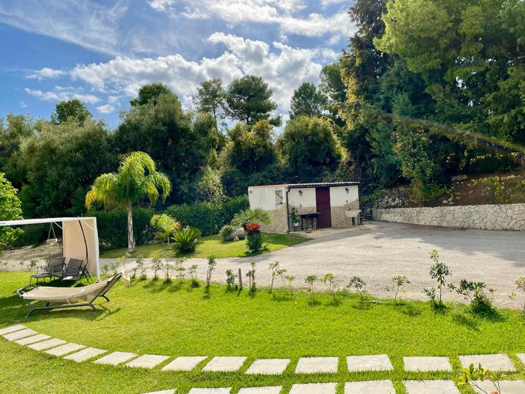 Strelitzia's house with heated pool , private garden and private parking & wi-fi