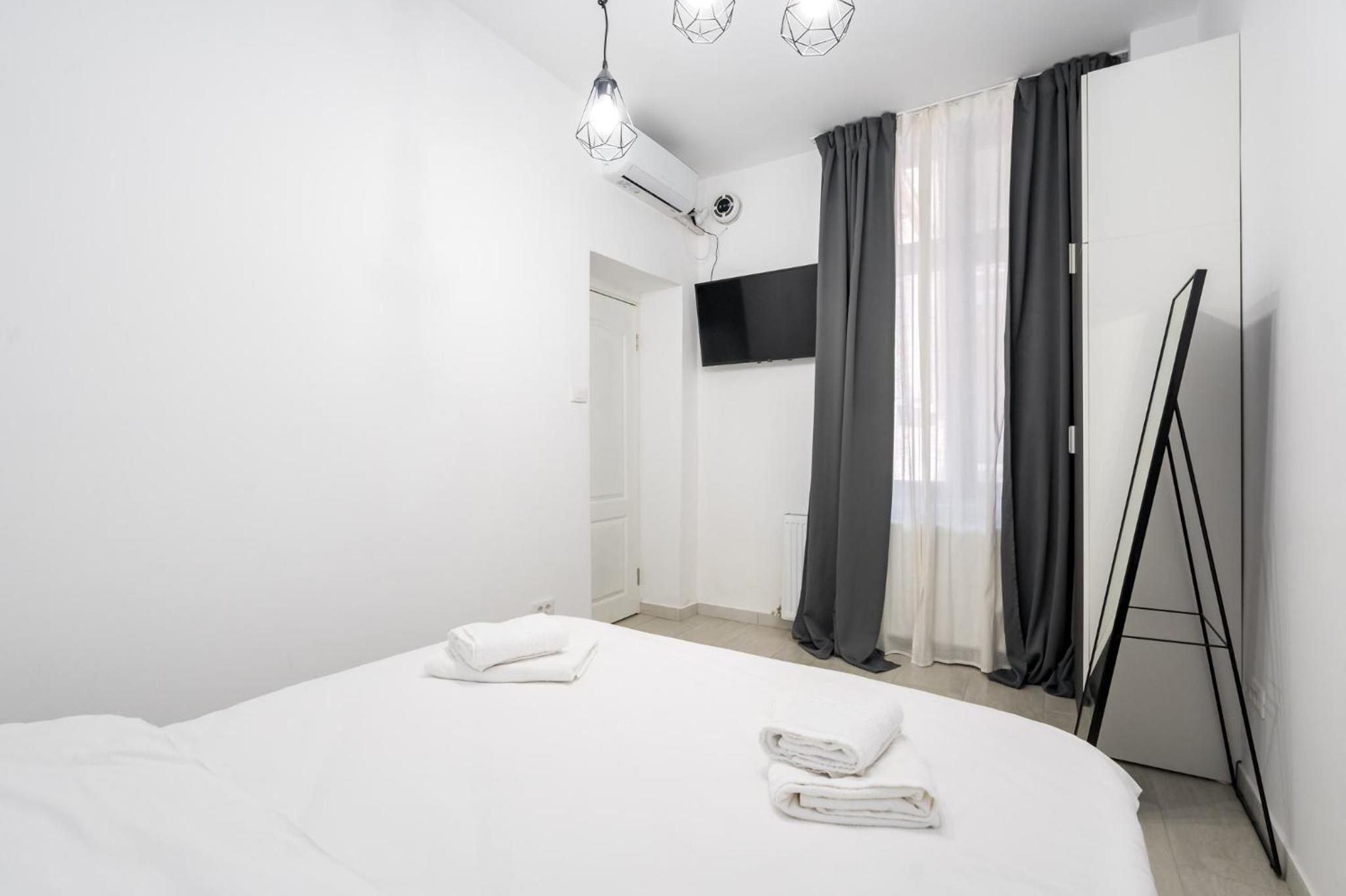 Urban Walls Apartments 5C view 4