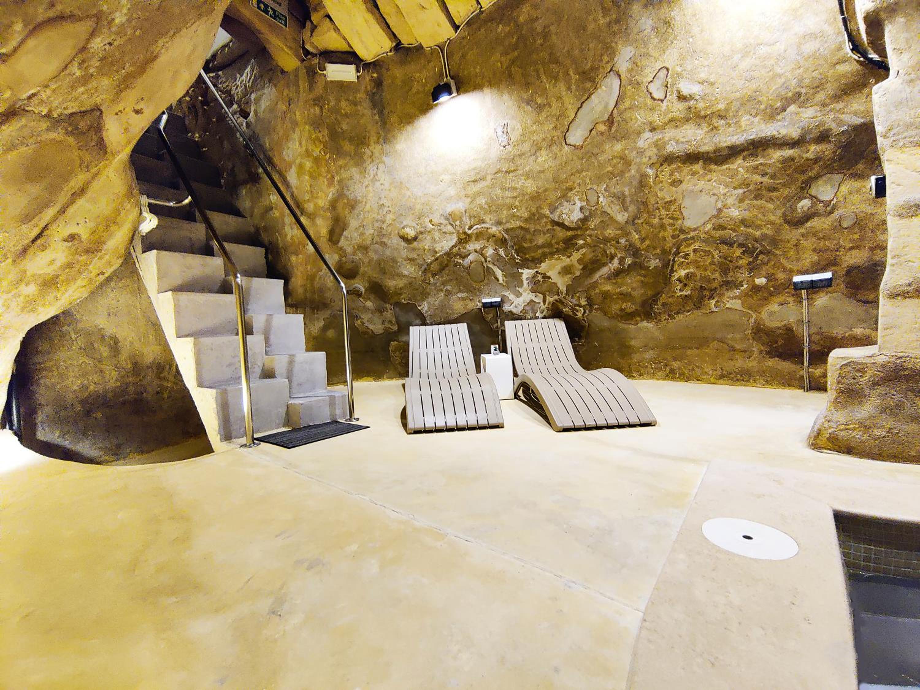 Wave 24 Savynomad Harbour Residence & Private Jacuzzi SPA Cave view 4