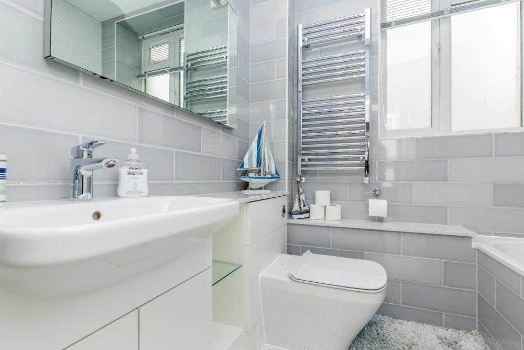 FLASH SALE Brighton City Centre Seafront 1 Bedroom Flat BN141KIN05 view 3