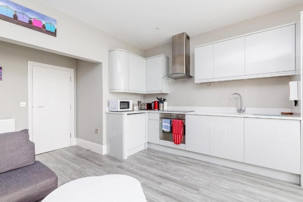 FLASH SALE Brighton City Centre Seafront 1 Bedroom Flat BN141KIN05 view 4