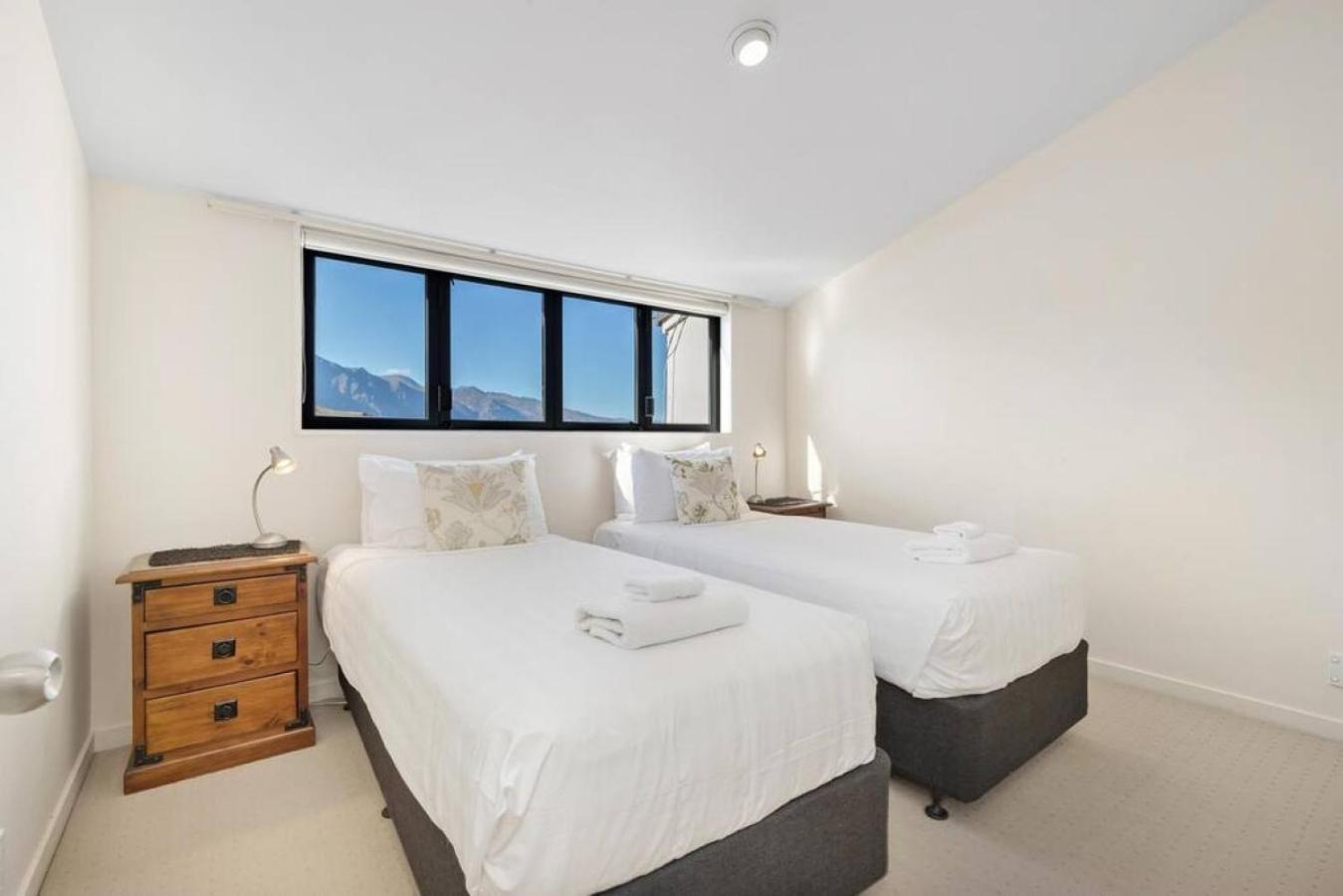 255 on the Lake Queenstown view 3