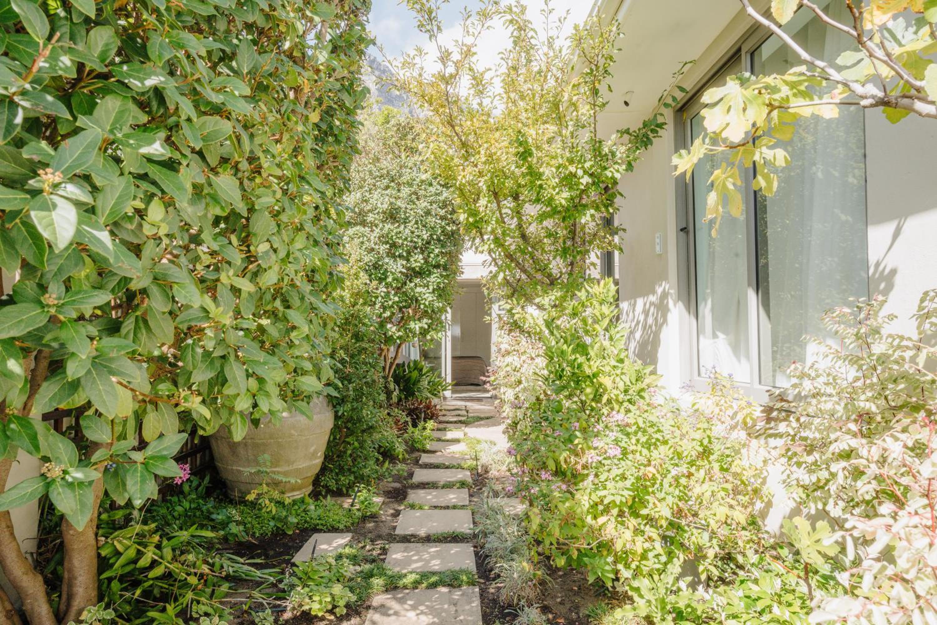 Echo garden apartment in Camps Bay view 4