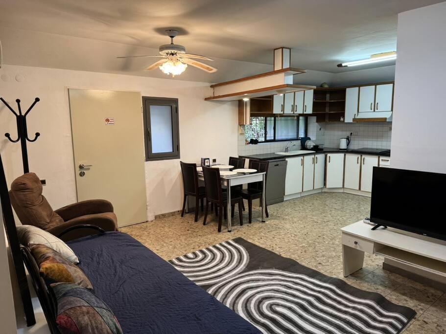 Patio Apartment with BBQ and parking