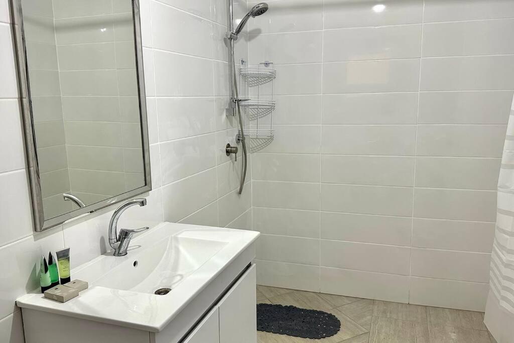Patio Apartment with BBQ and parking