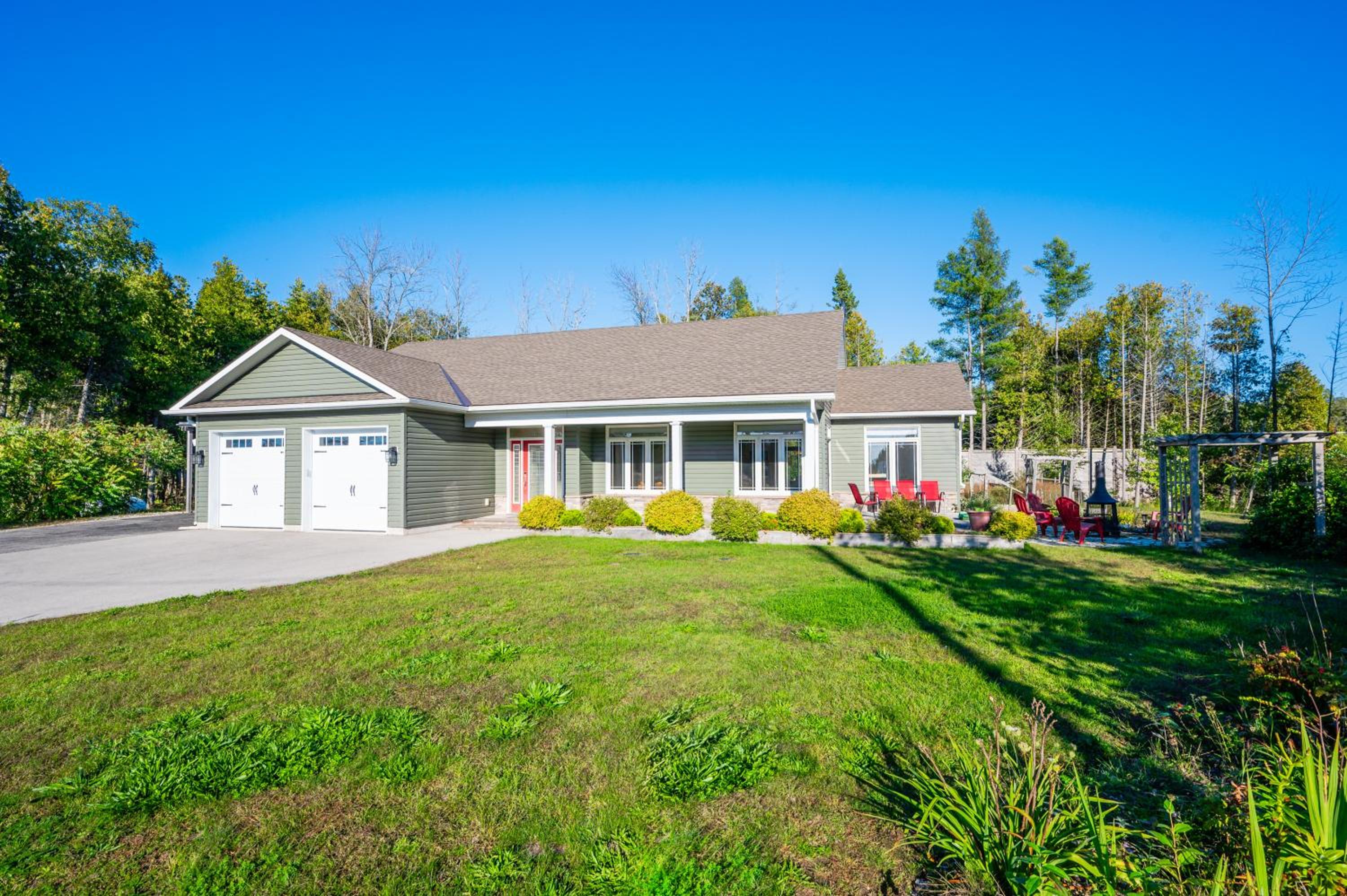 Craftsman cottage with hot tub near beach