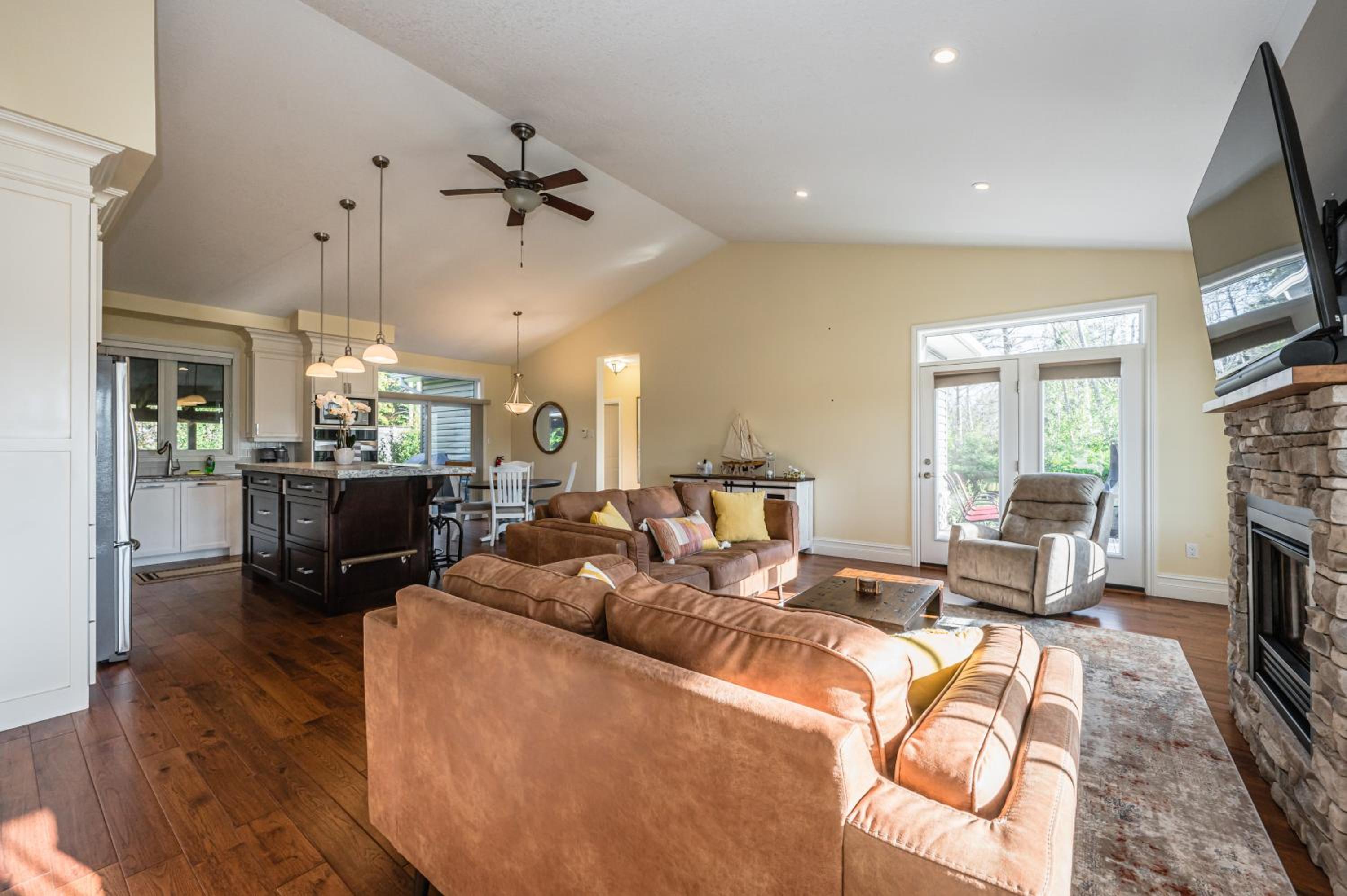 Craftsman cottage with hot tub near beach