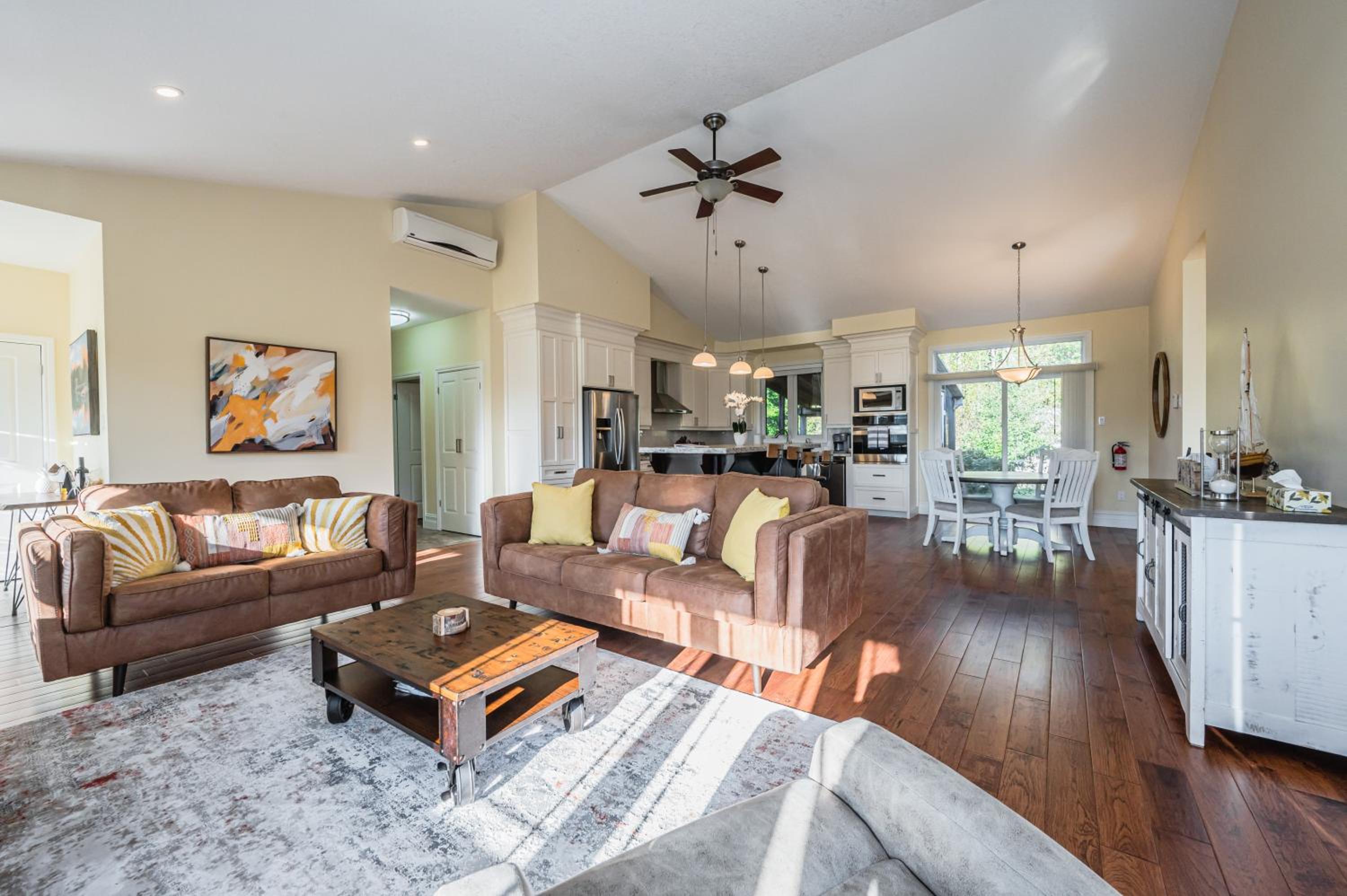 Craftsman cottage with hot tub near beach