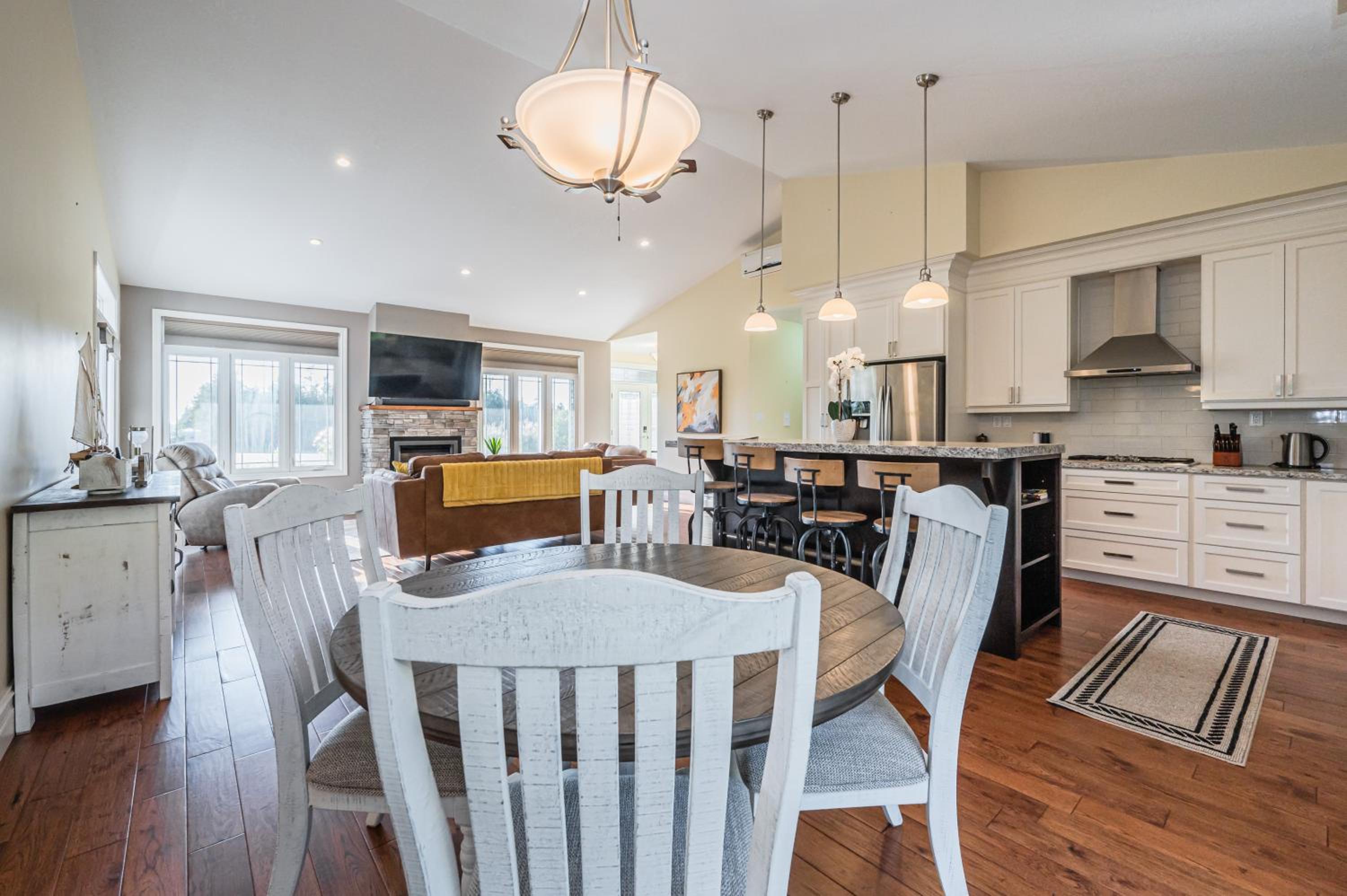 Craftsman cottage with hot tub near beach