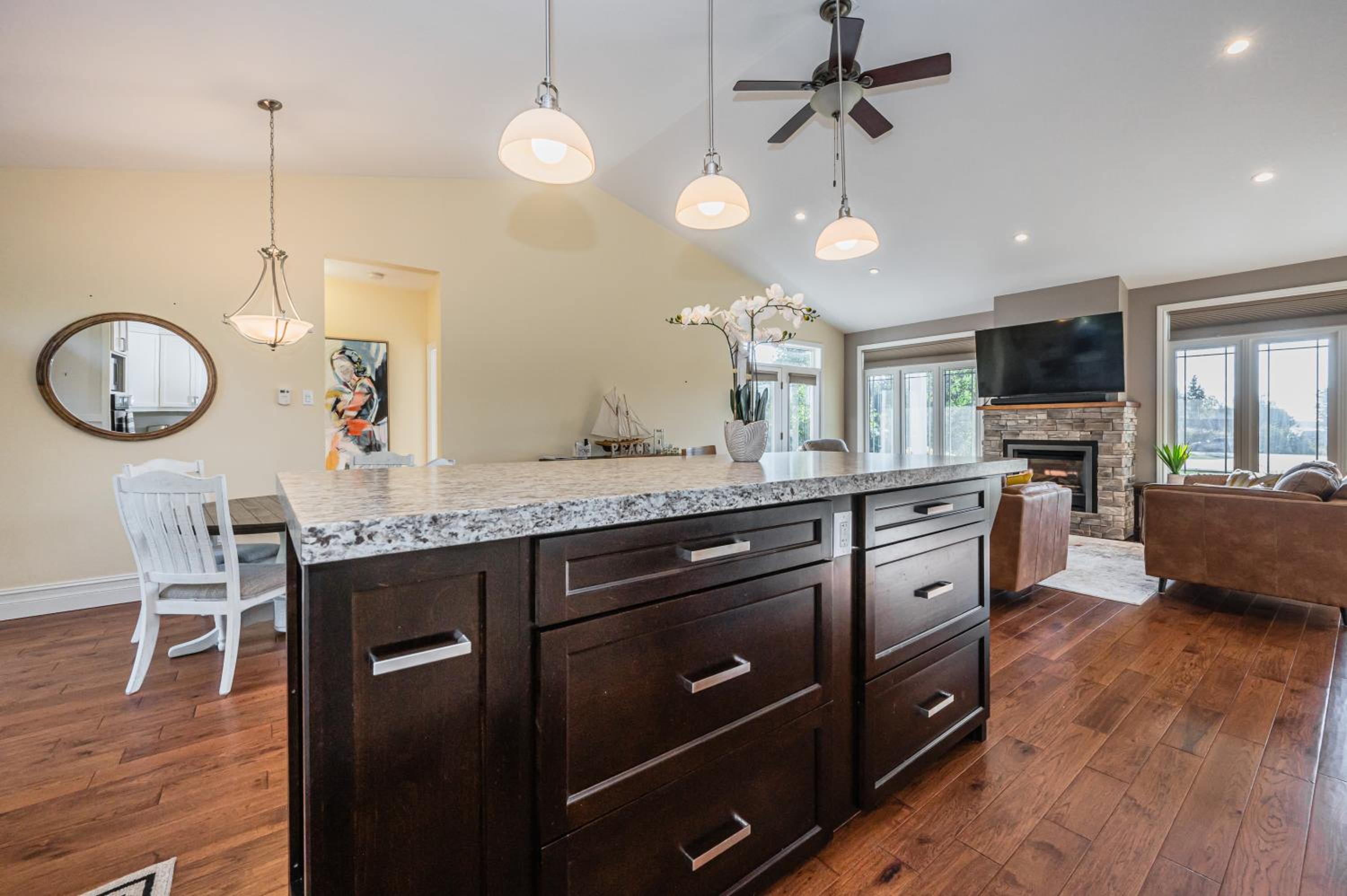 Craftsman cottage with hot tub near beach