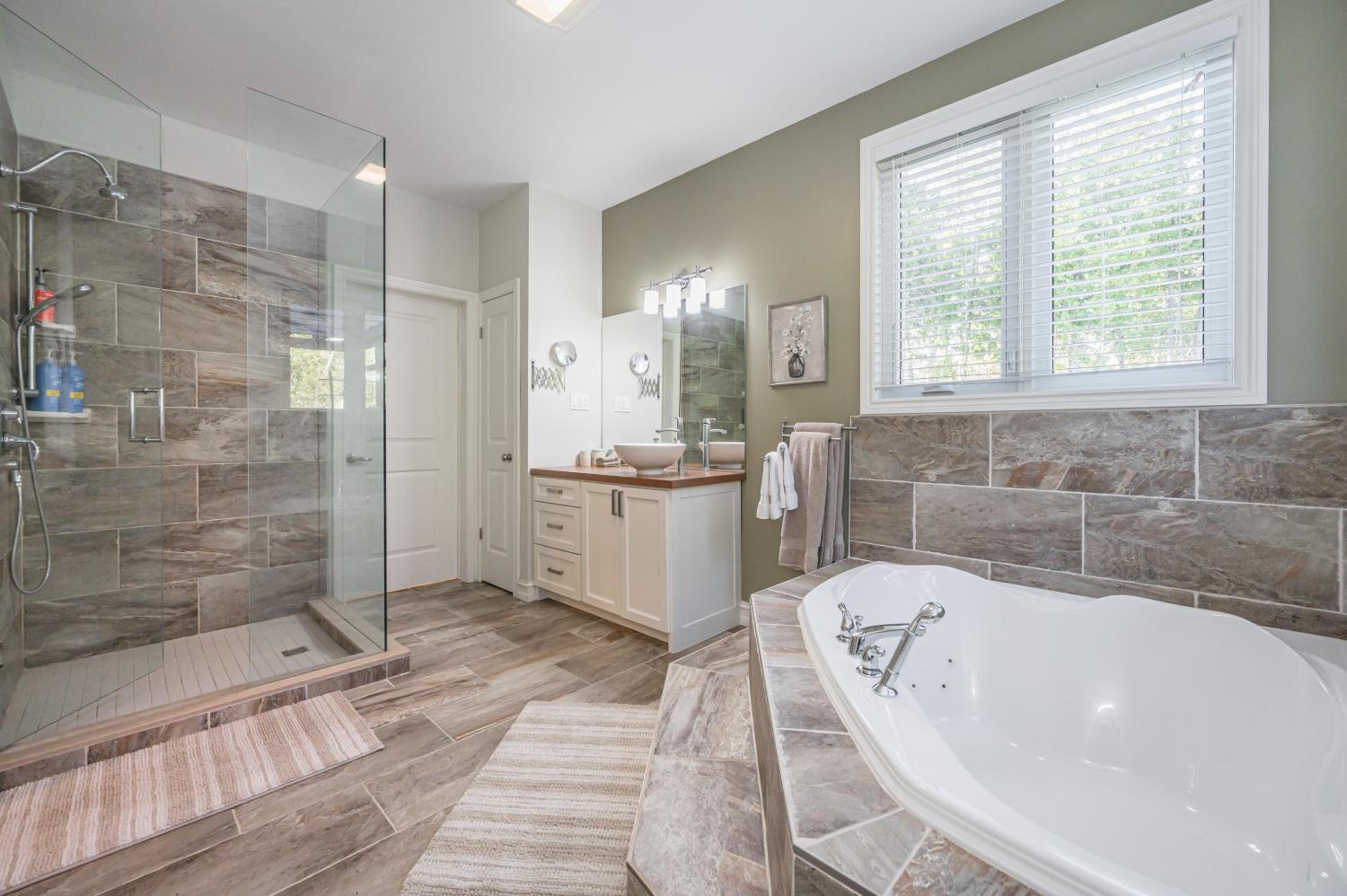Craftsman cottage with hot tub near beach