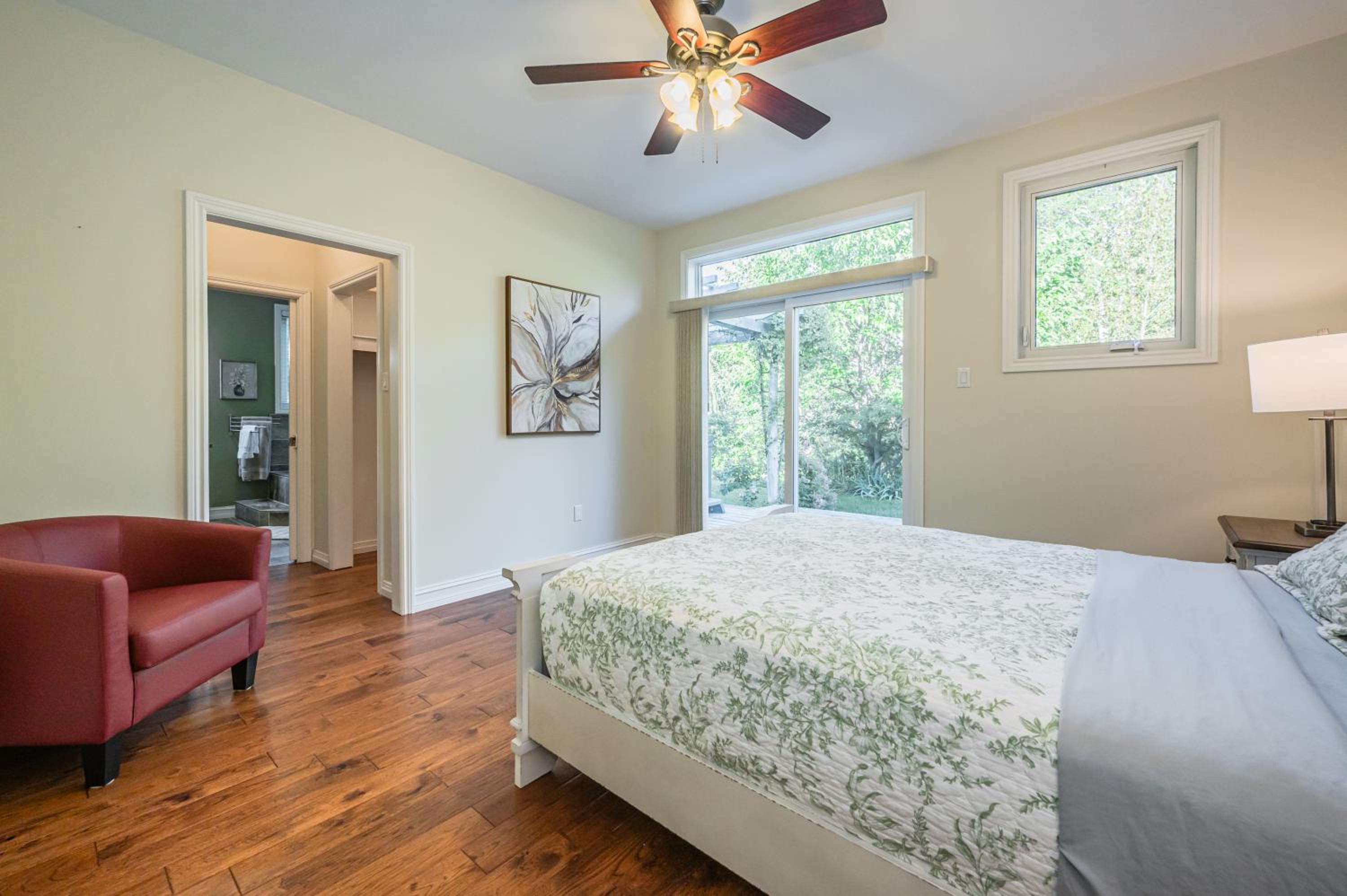 Craftsman cottage with hot tub near beach