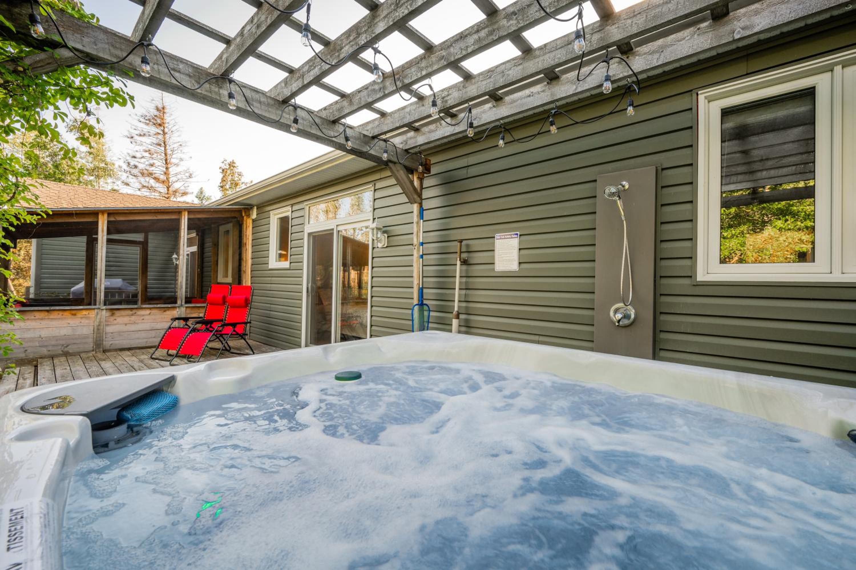 Craftsman cottage with hot tub near beach