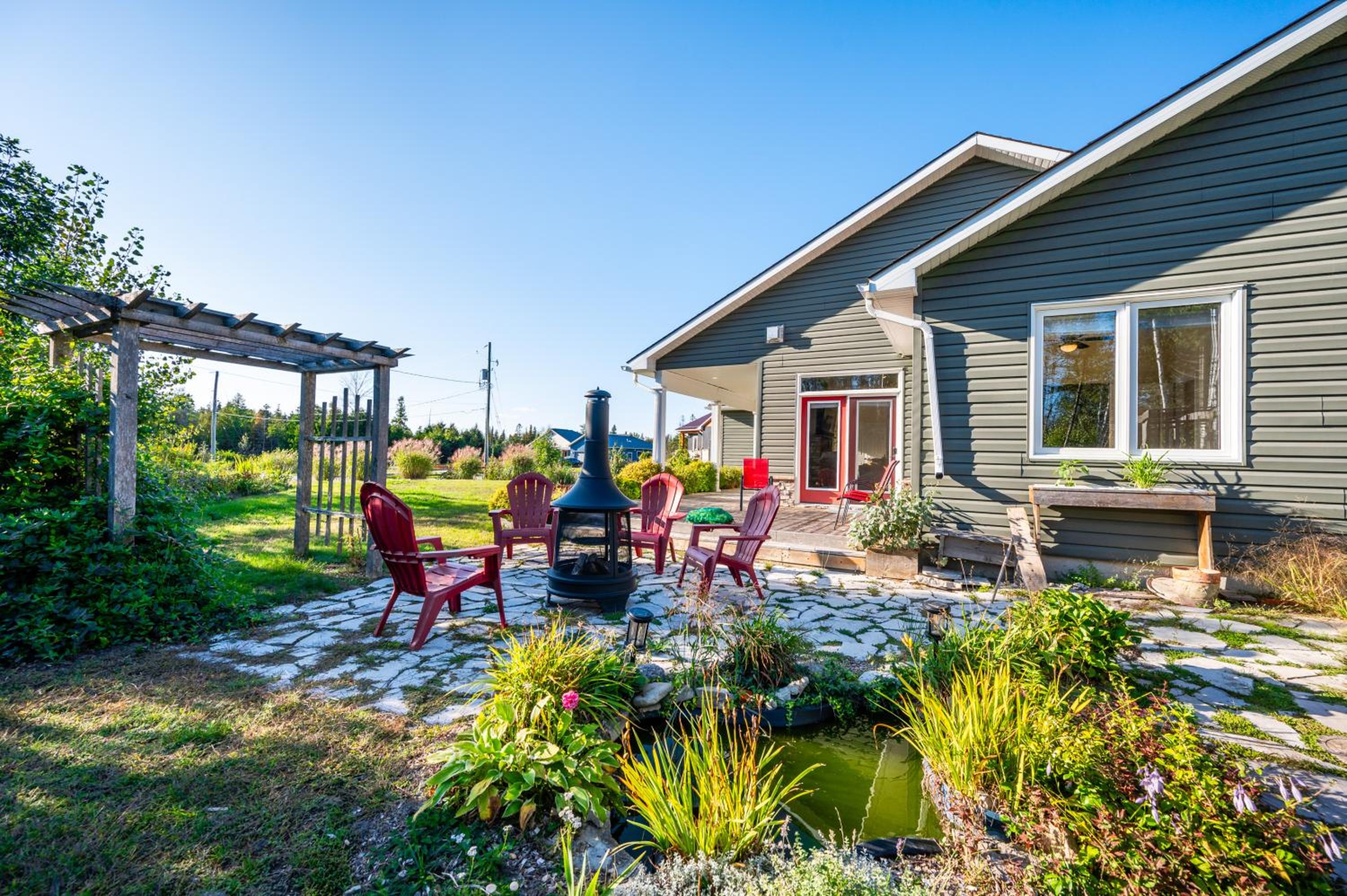 Craftsman cottage with hot tub near beach