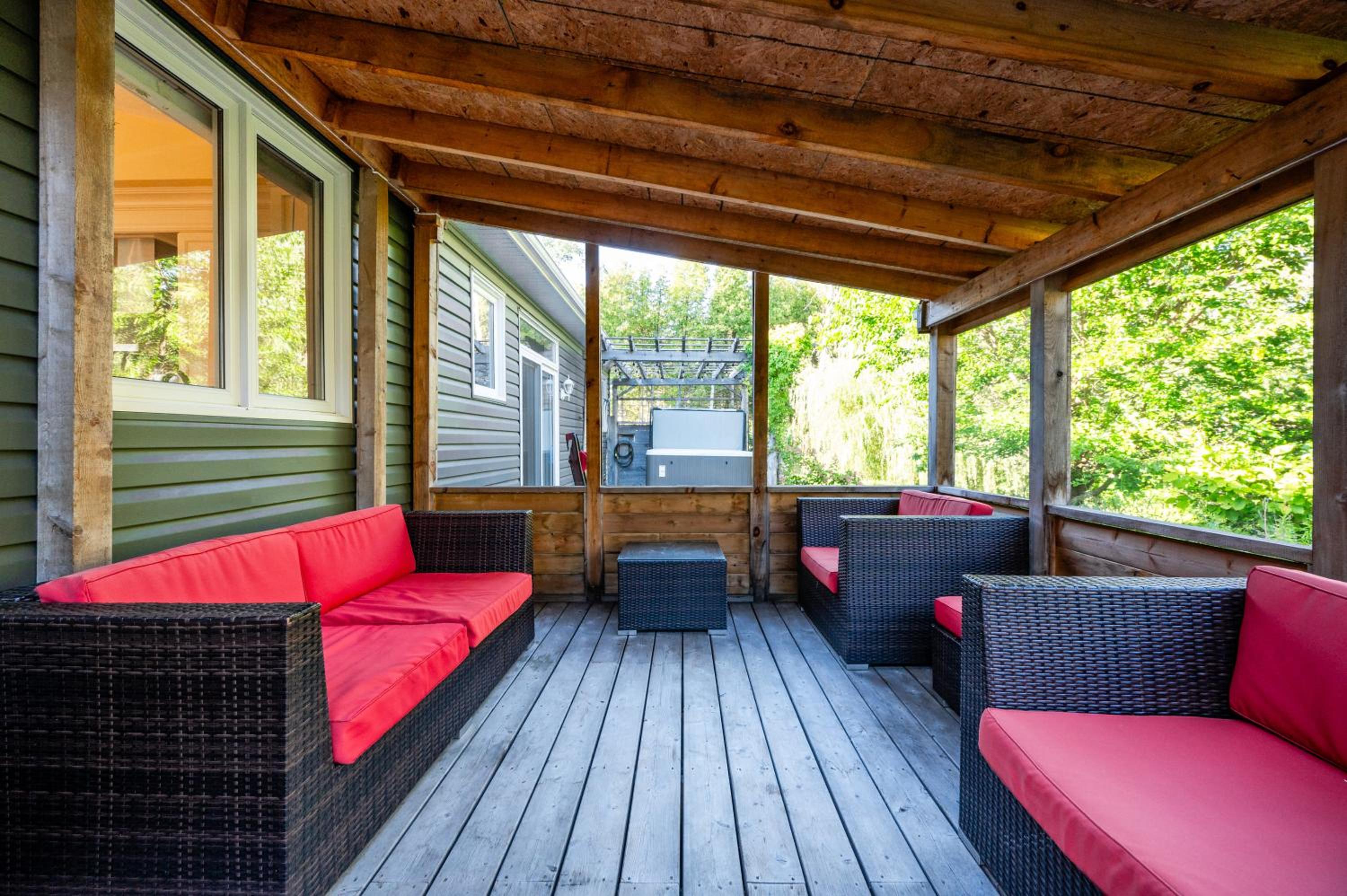 Craftsman cottage with hot tub near beach
