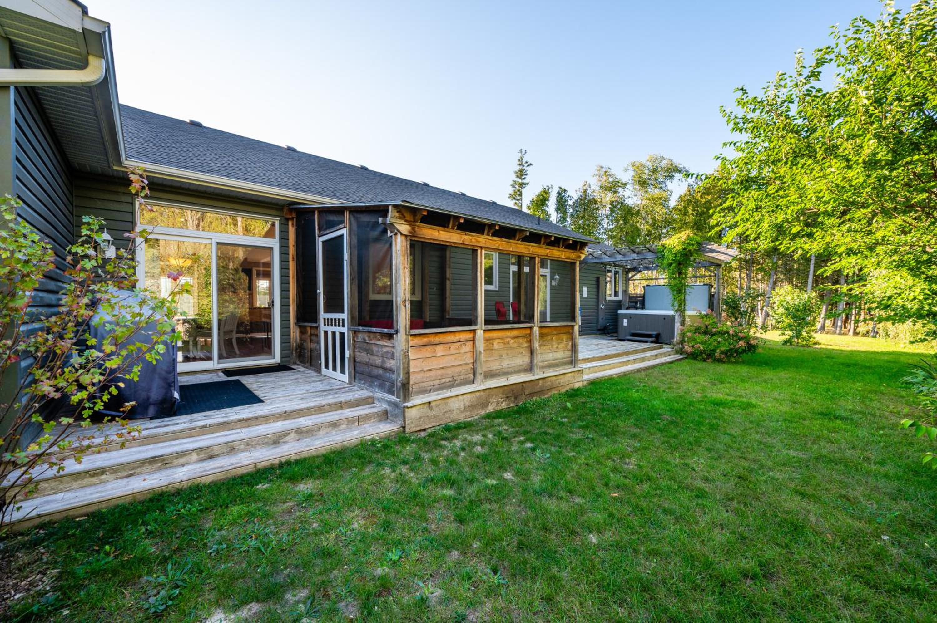 Craftsman cottage with hot tub near beach