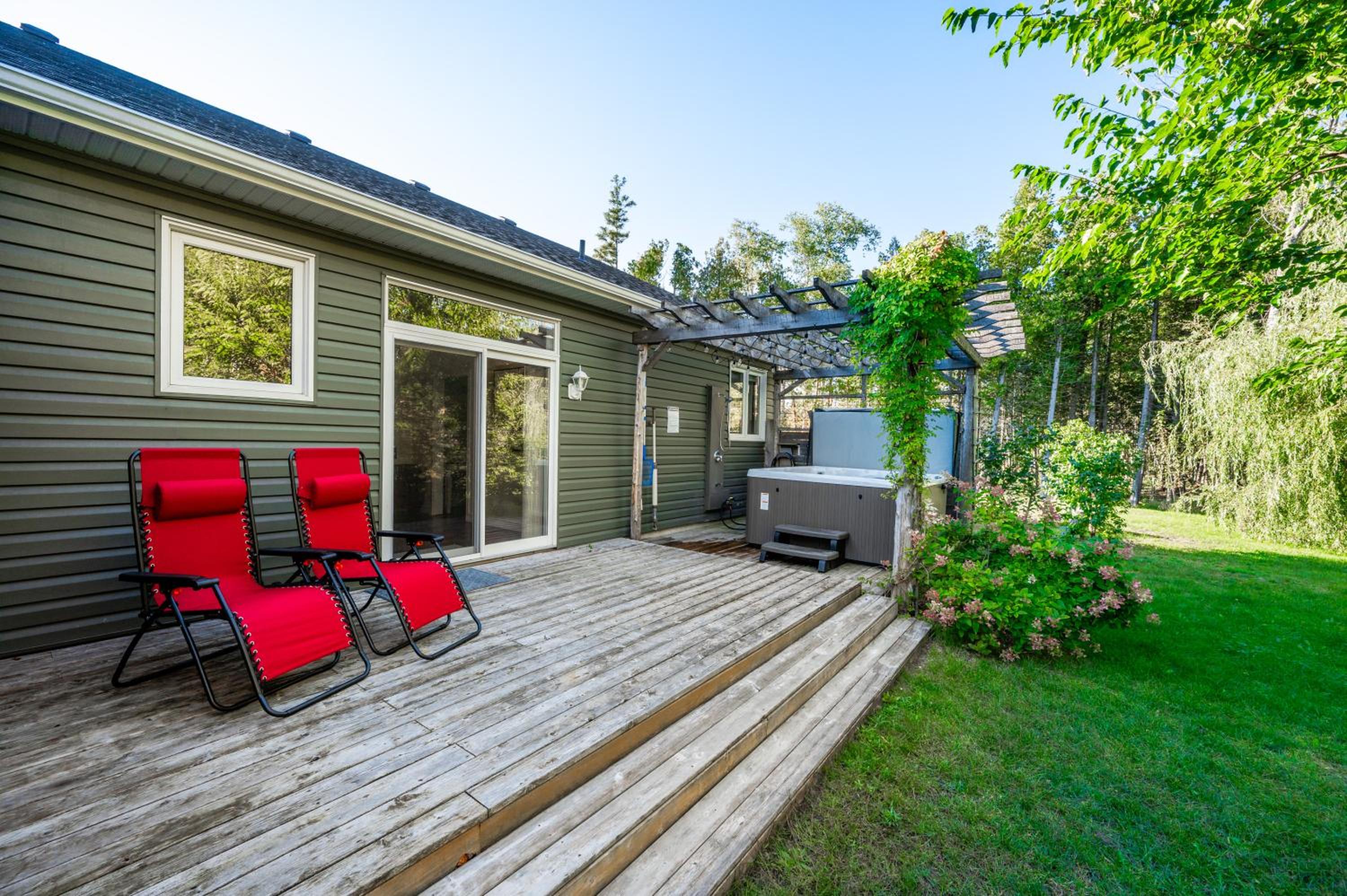 Craftsman cottage with hot tub near beach