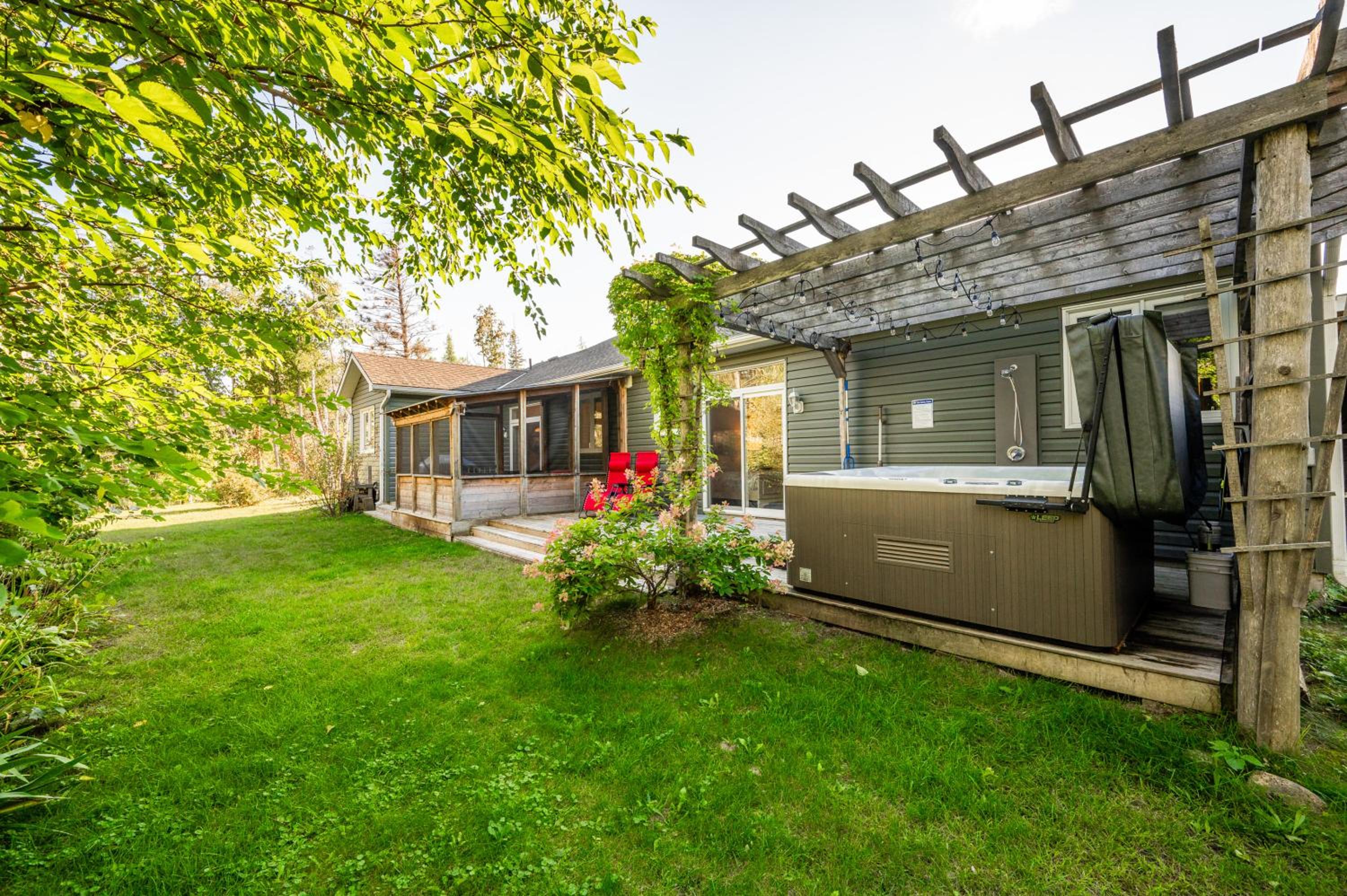 Craftsman cottage with hot tub near beach