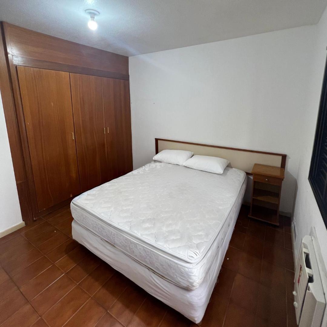 Pitangueiras com cadeira e guarda-sol exclusivo, limpeza diária, piscina climatizada e Wi-Fi