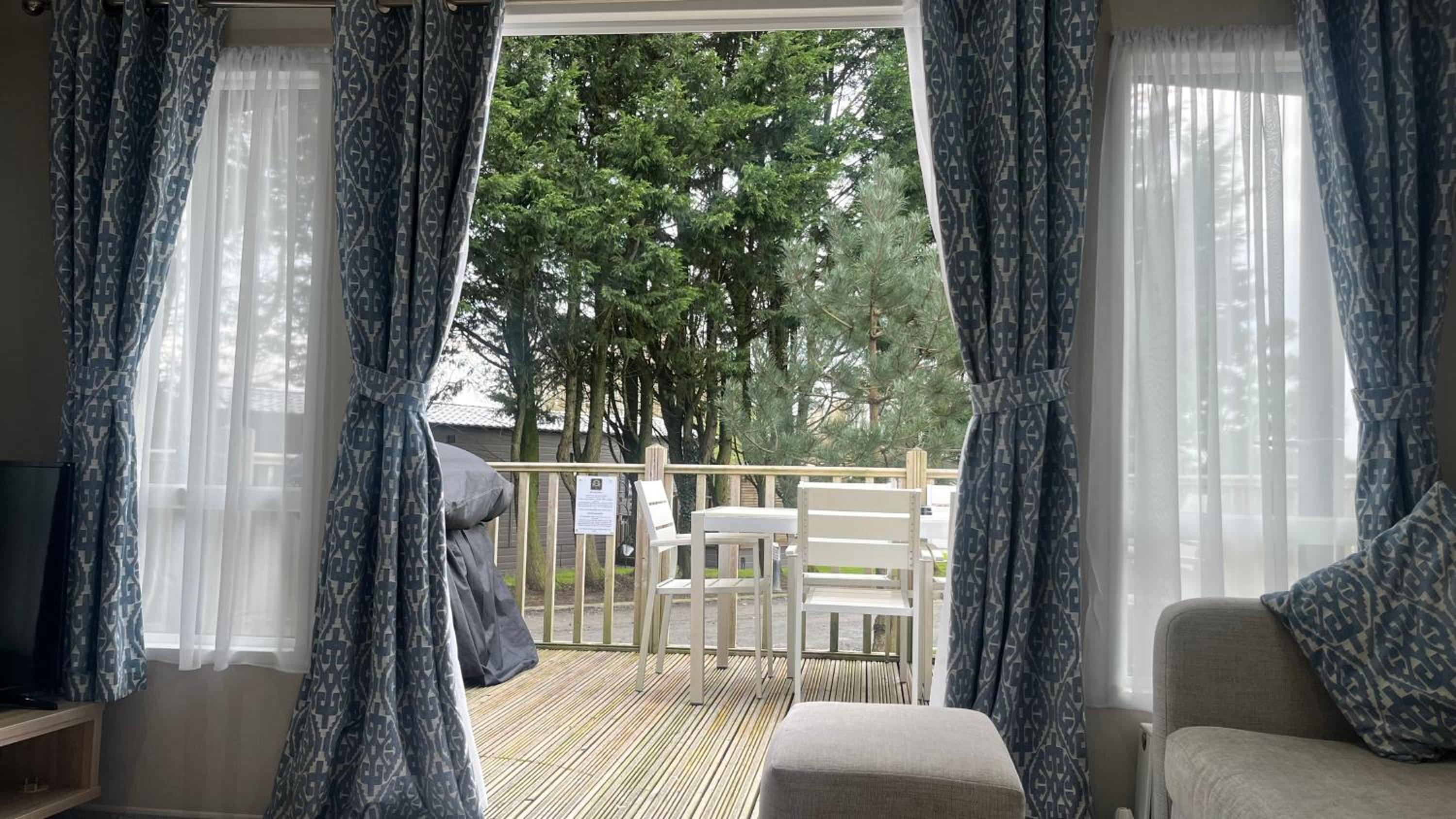Cosy 3-Bed hot tub Lodge in Pr3 view 4