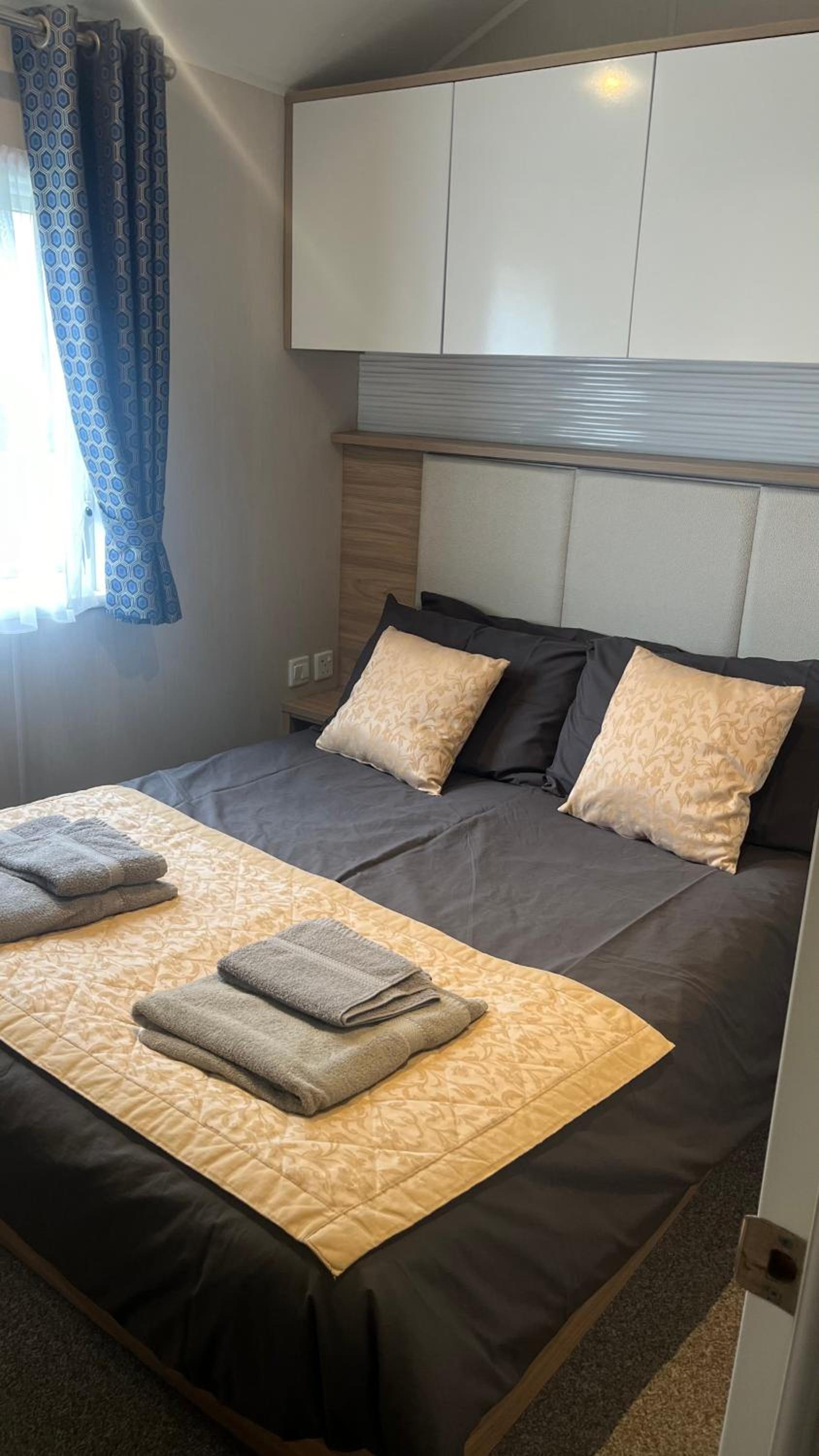 Cosy 3-Bed hot tub Lodge in Pr3 view 5