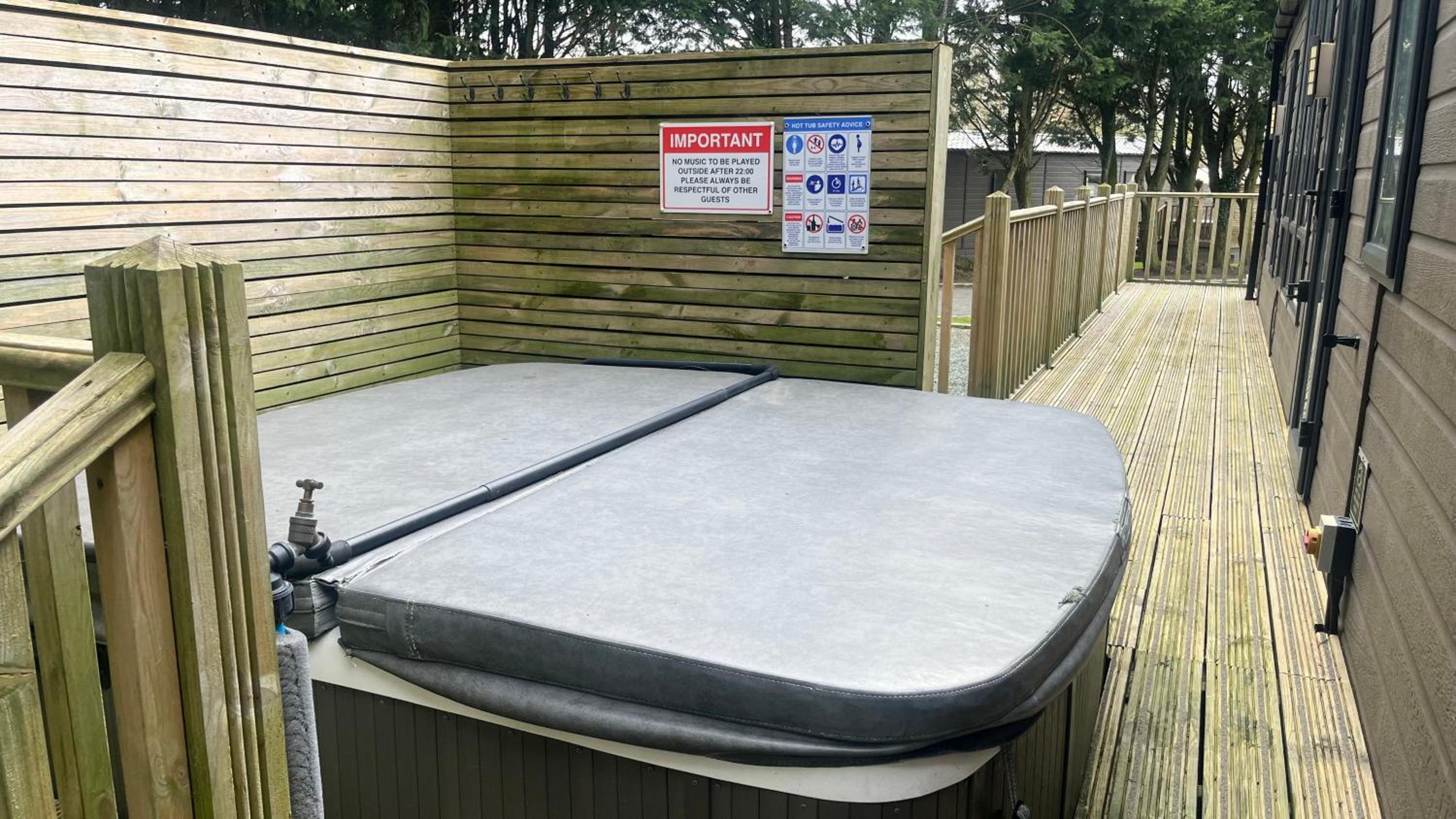 Cosy 3-Bed hot tub Lodge in Pr3 view 3