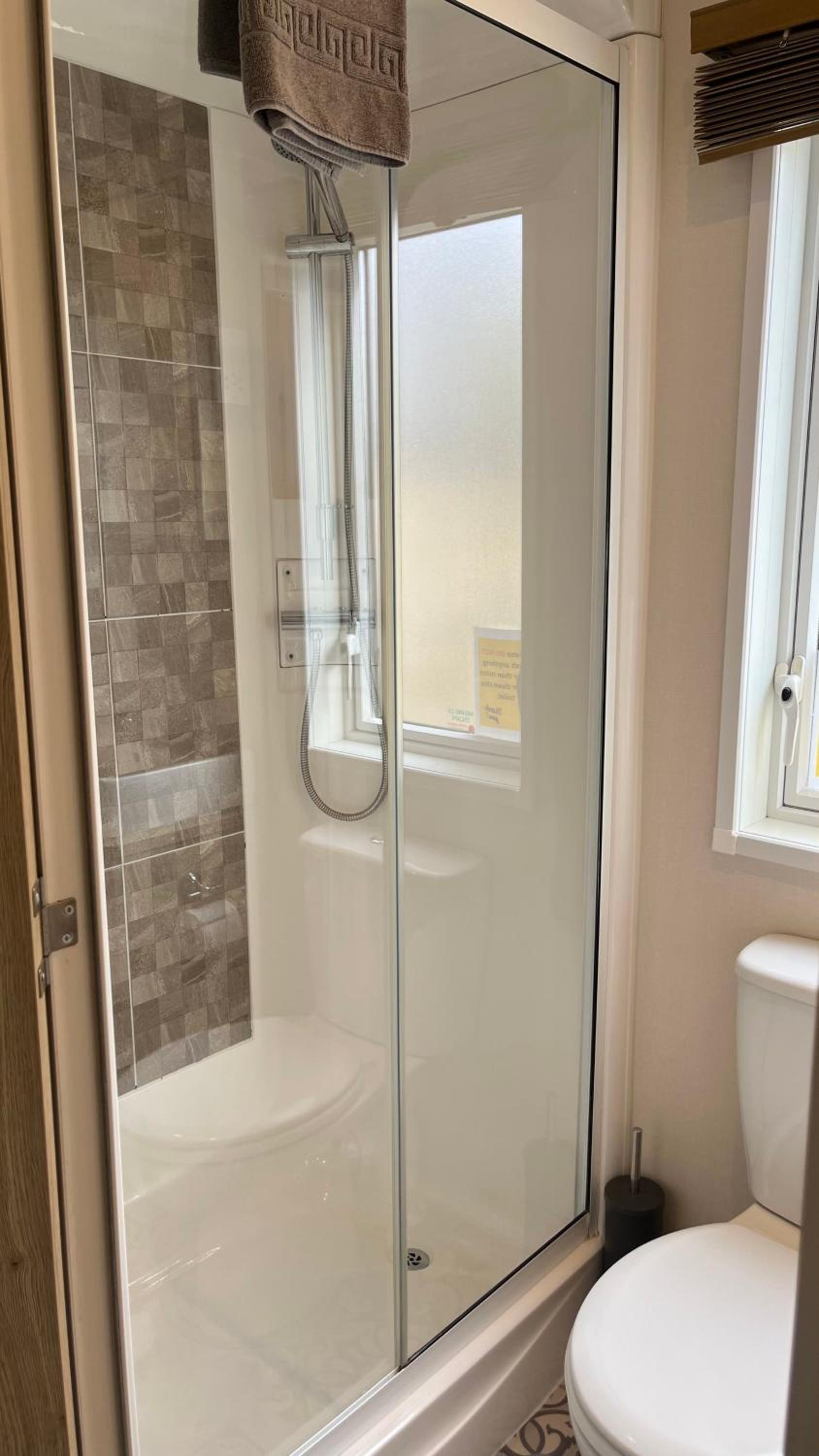 Immaculate 3-Bed Lodge in Out Rawcliffe view 2