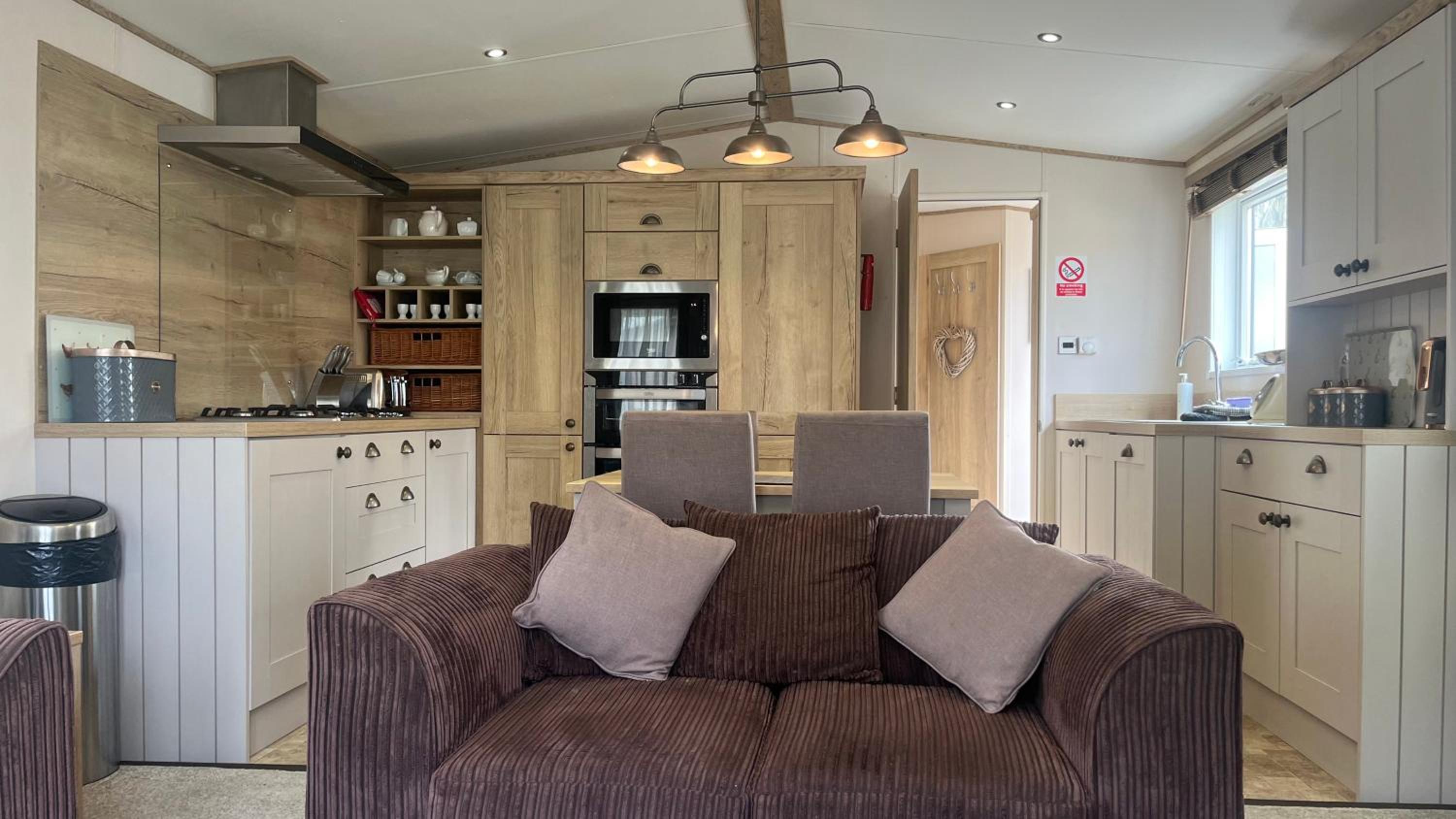 Immaculate 3-Bed Lodge in Out Rawcliffe view 5