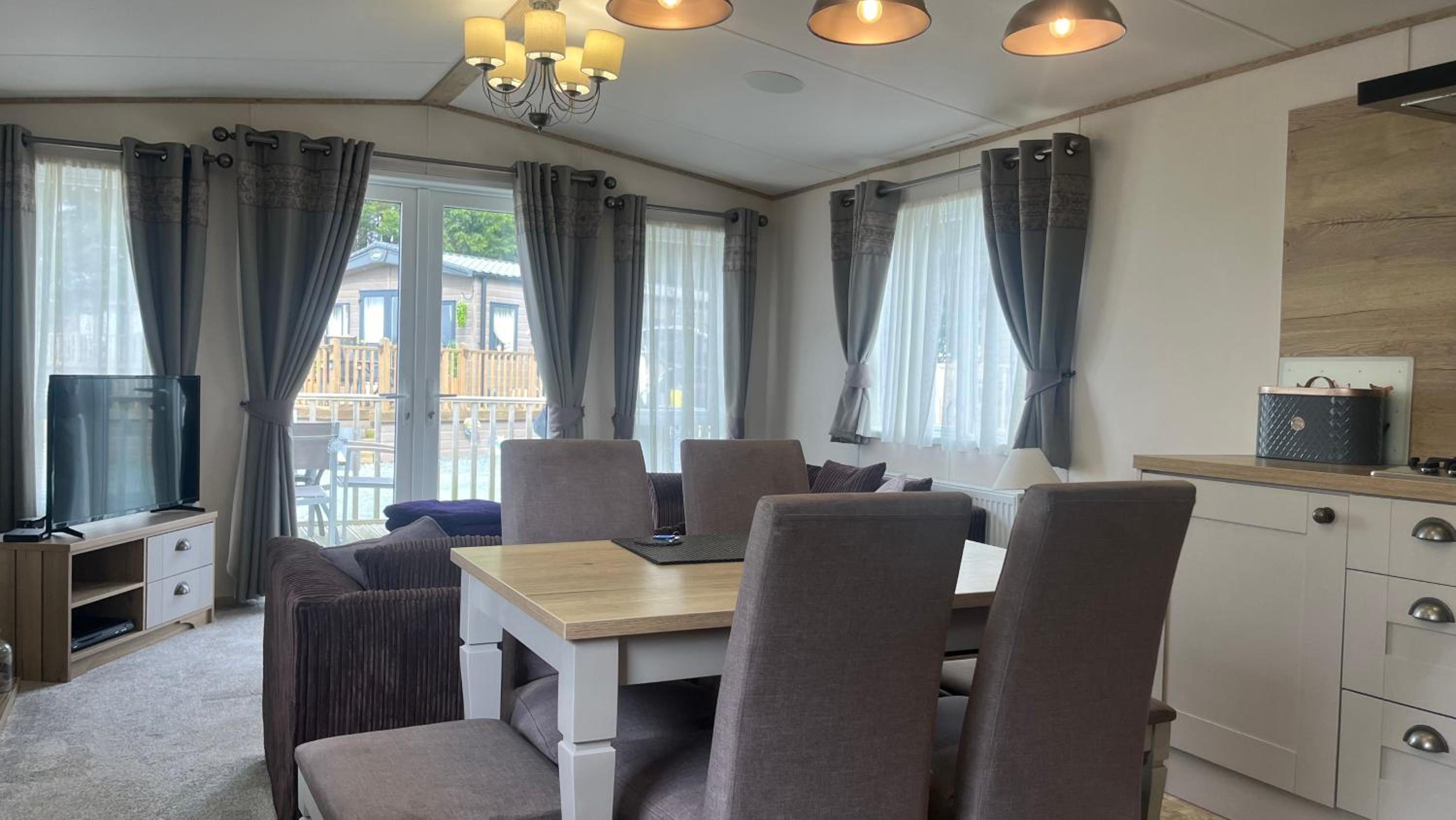 Immaculate 3-Bed Lodge in Out Rawcliffe view 4