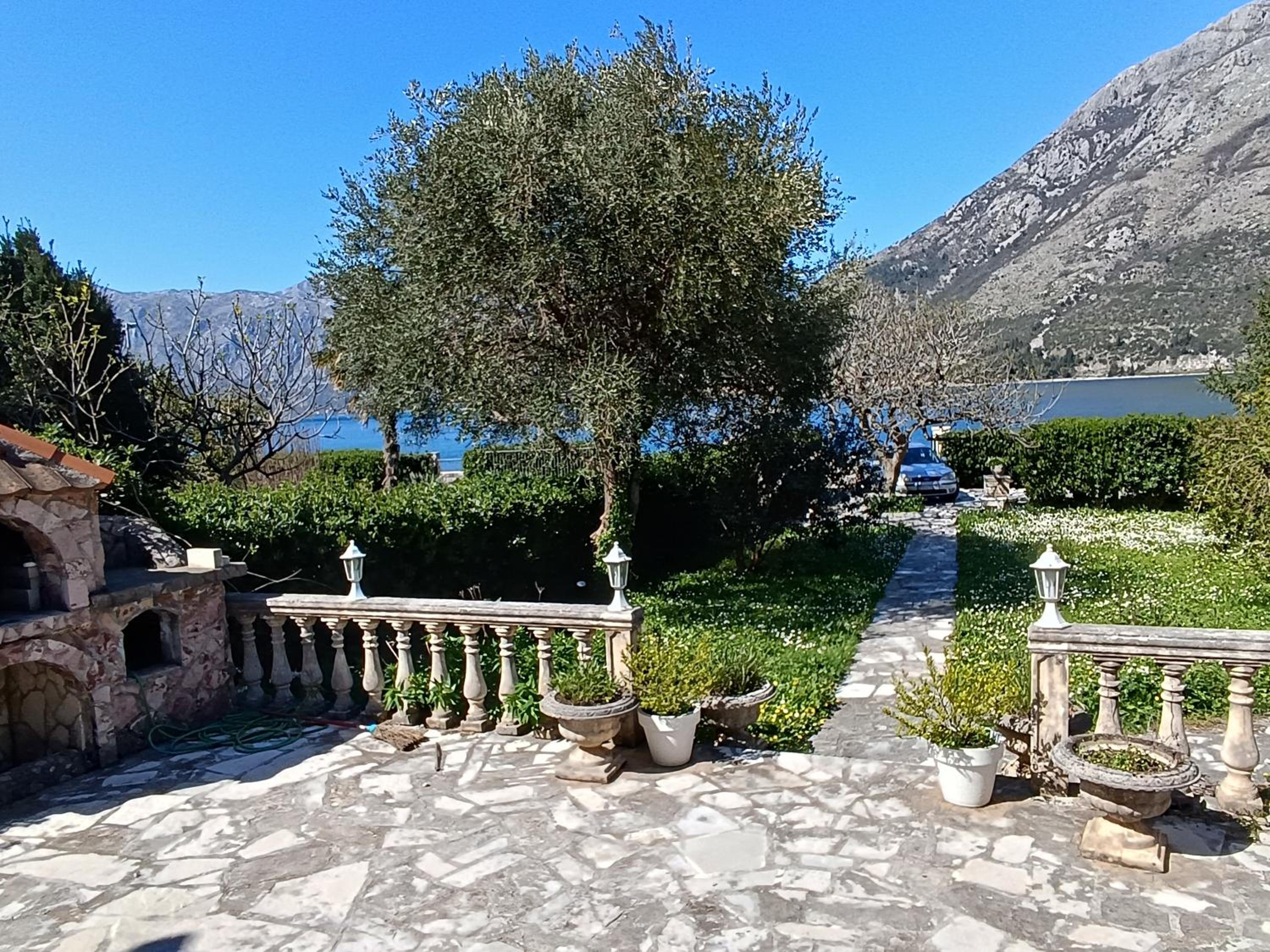 Oliva sea side guest house
