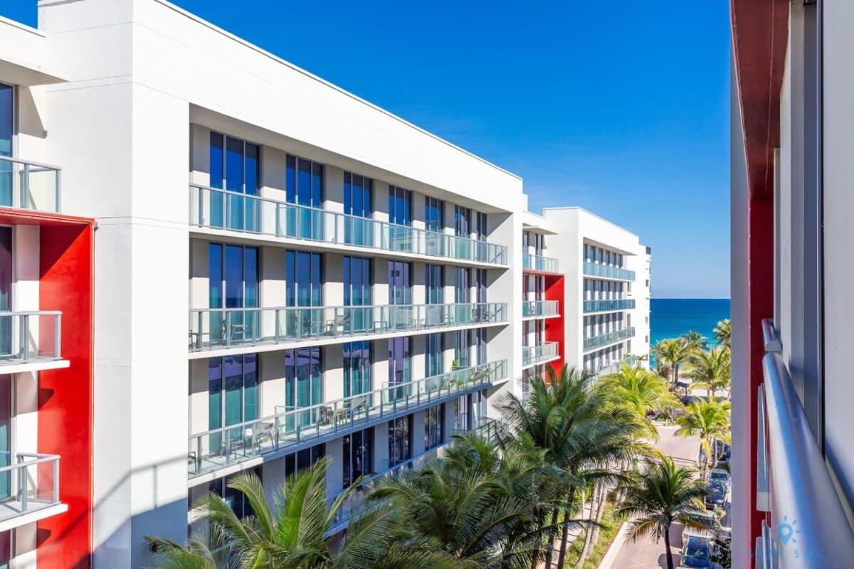 Rooftop infinity Pool - Hollywood Beach Broad - walk