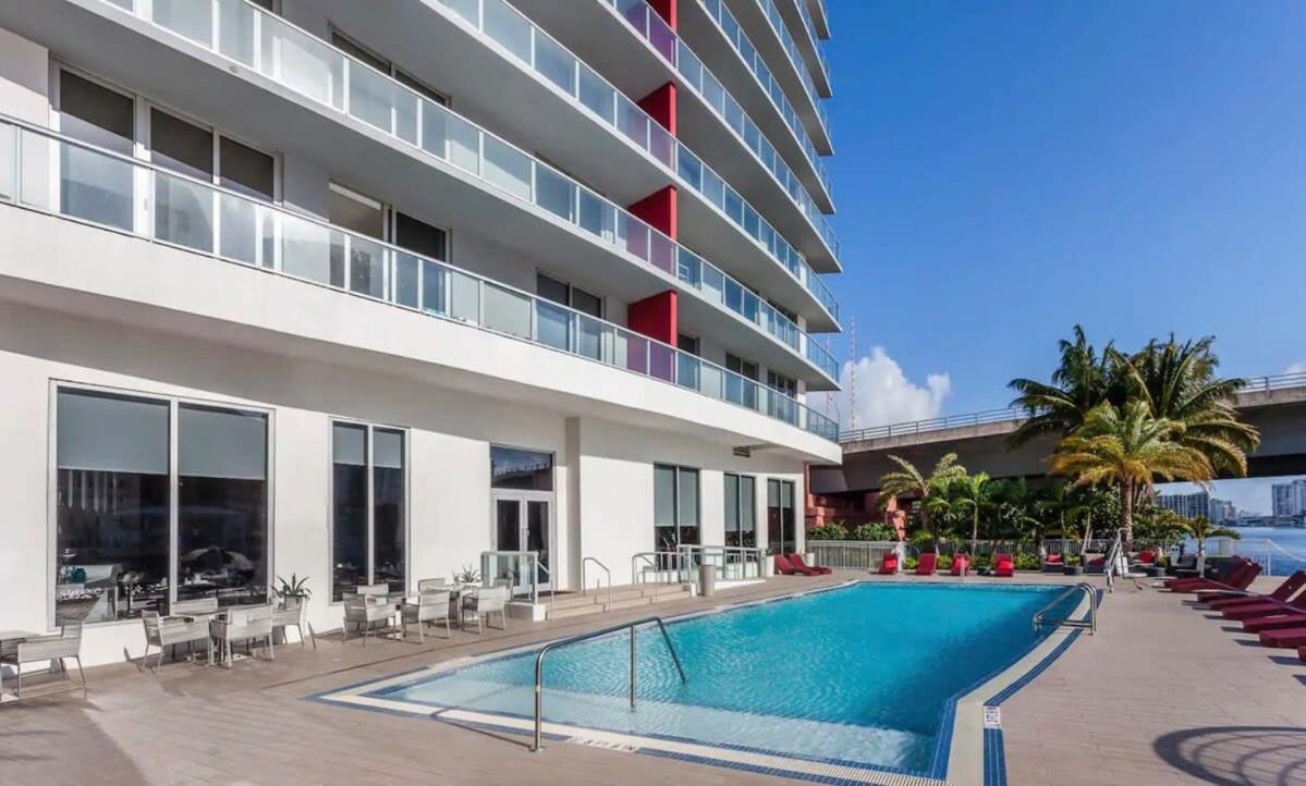 Spectacular View wBalcony Pool