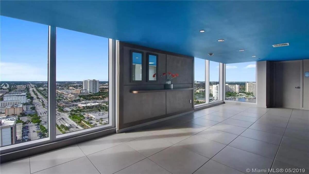 Spectacular View wBalcony Pool
