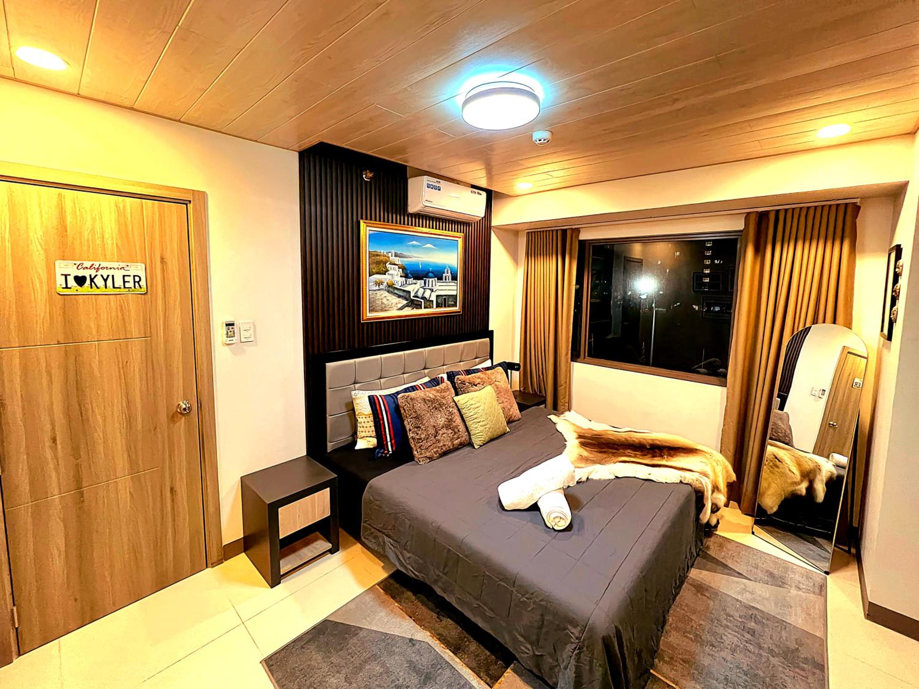 Ultimate Comfort Prime Location 2BR Condo with King Bed near Airport Mall of Asia Fast WiFi and Free Parking view 2