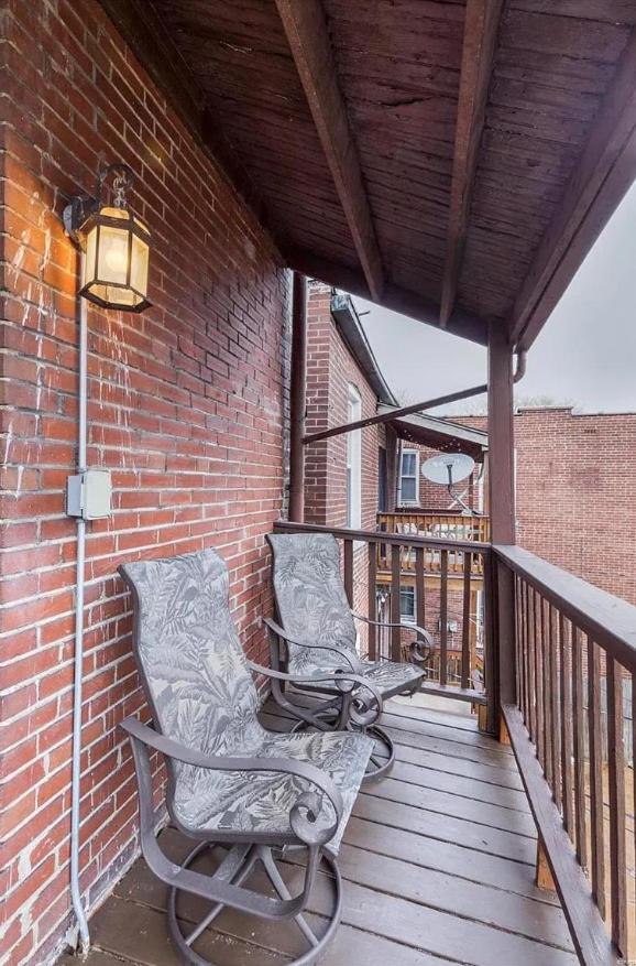 2nd floor cozy, central spot, pets welcome