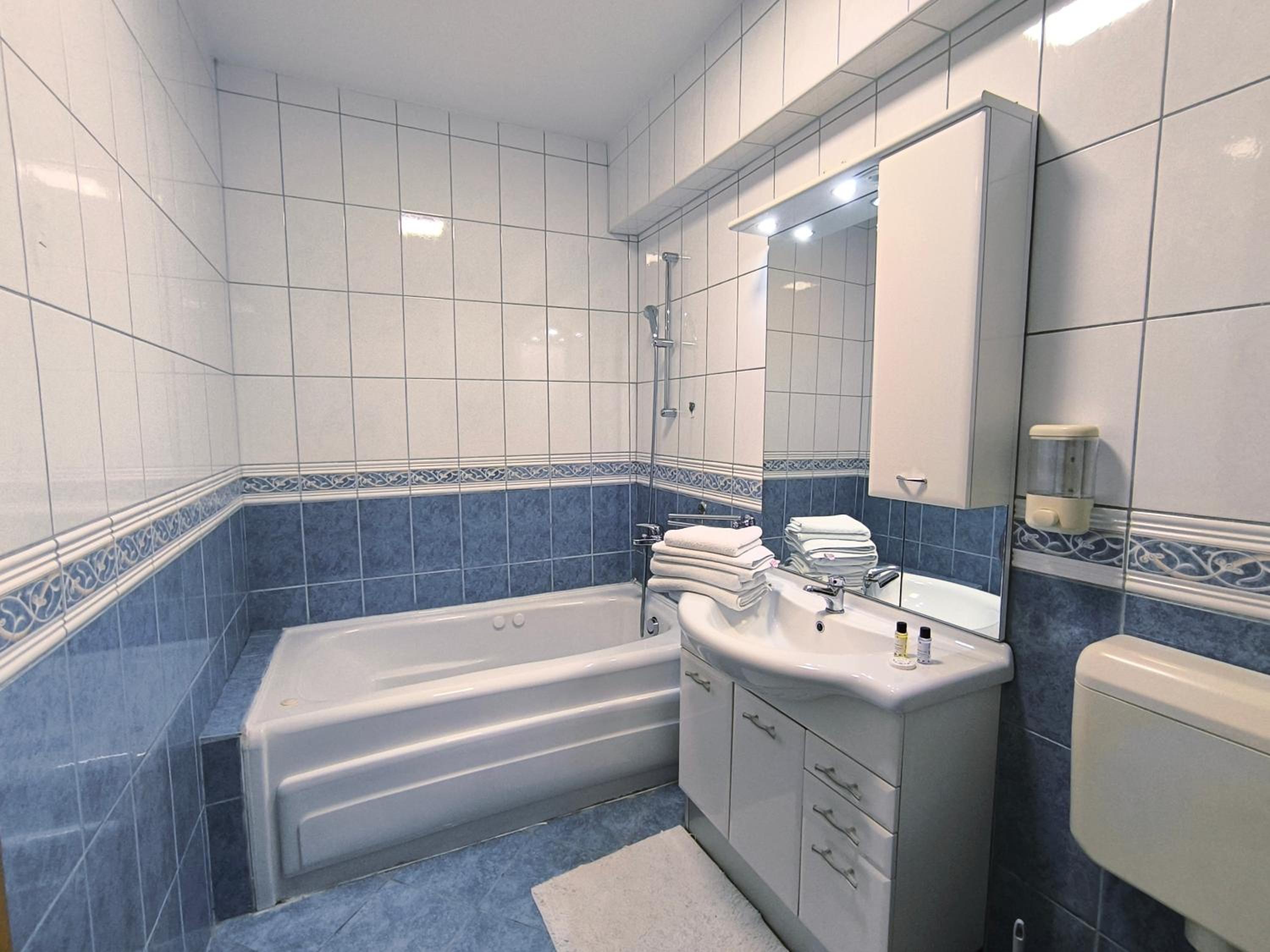Grand Duplex Suite with Free Parking - Heart of Old Town
