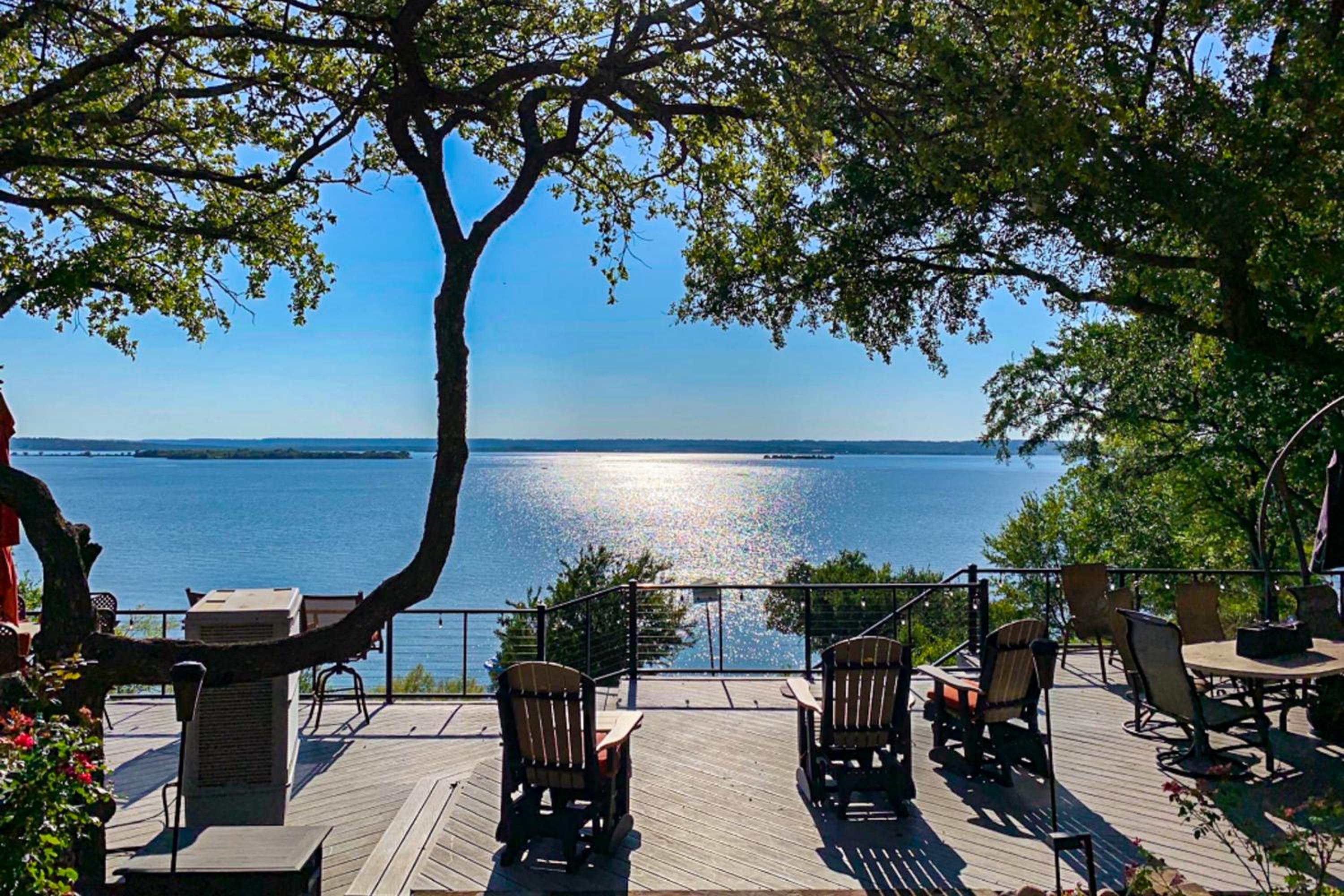 Lakefront Estate Stunning Views, Deck, Bar and Dock