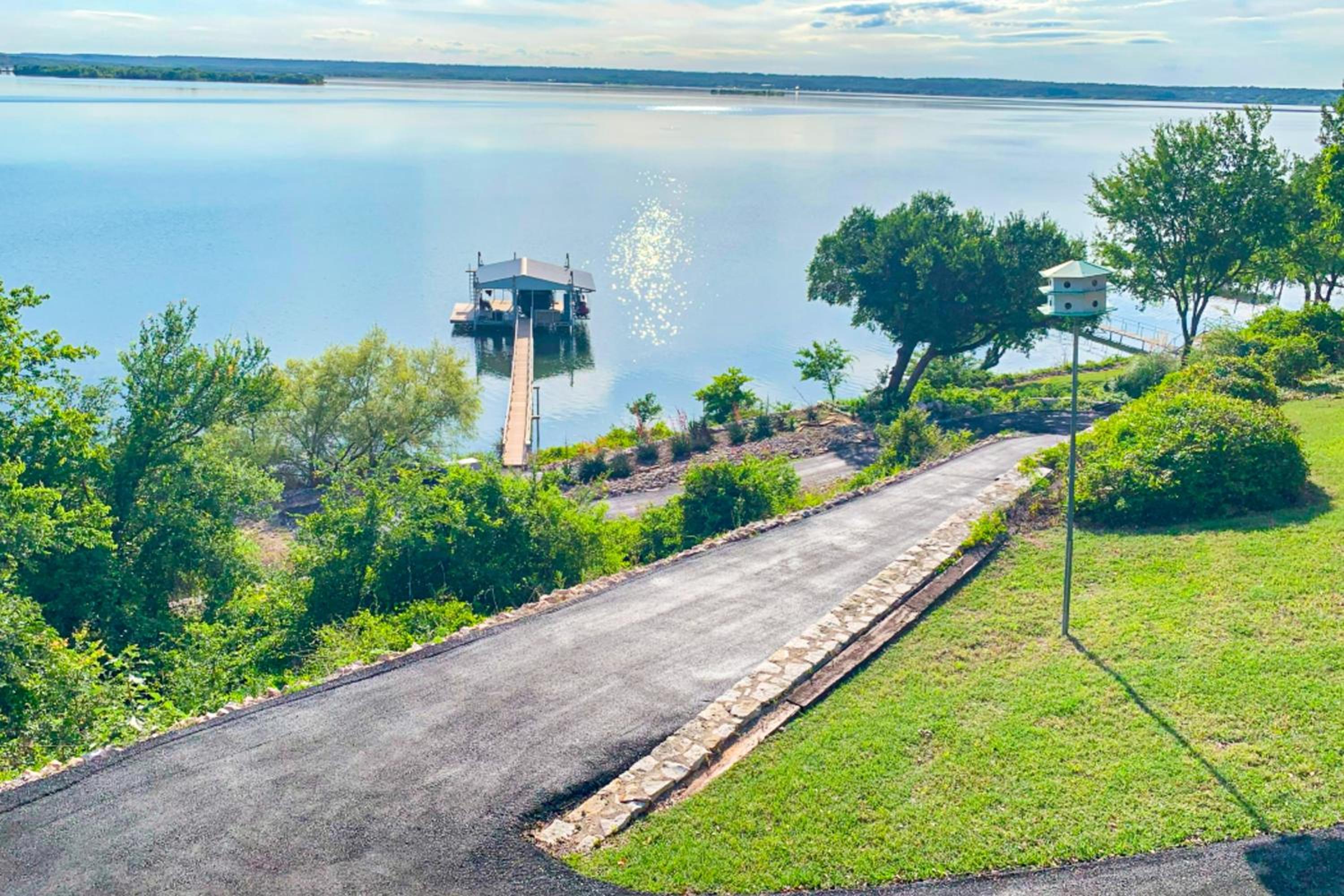 Lakefront Estate Stunning Views, Deck, Bar and Dock