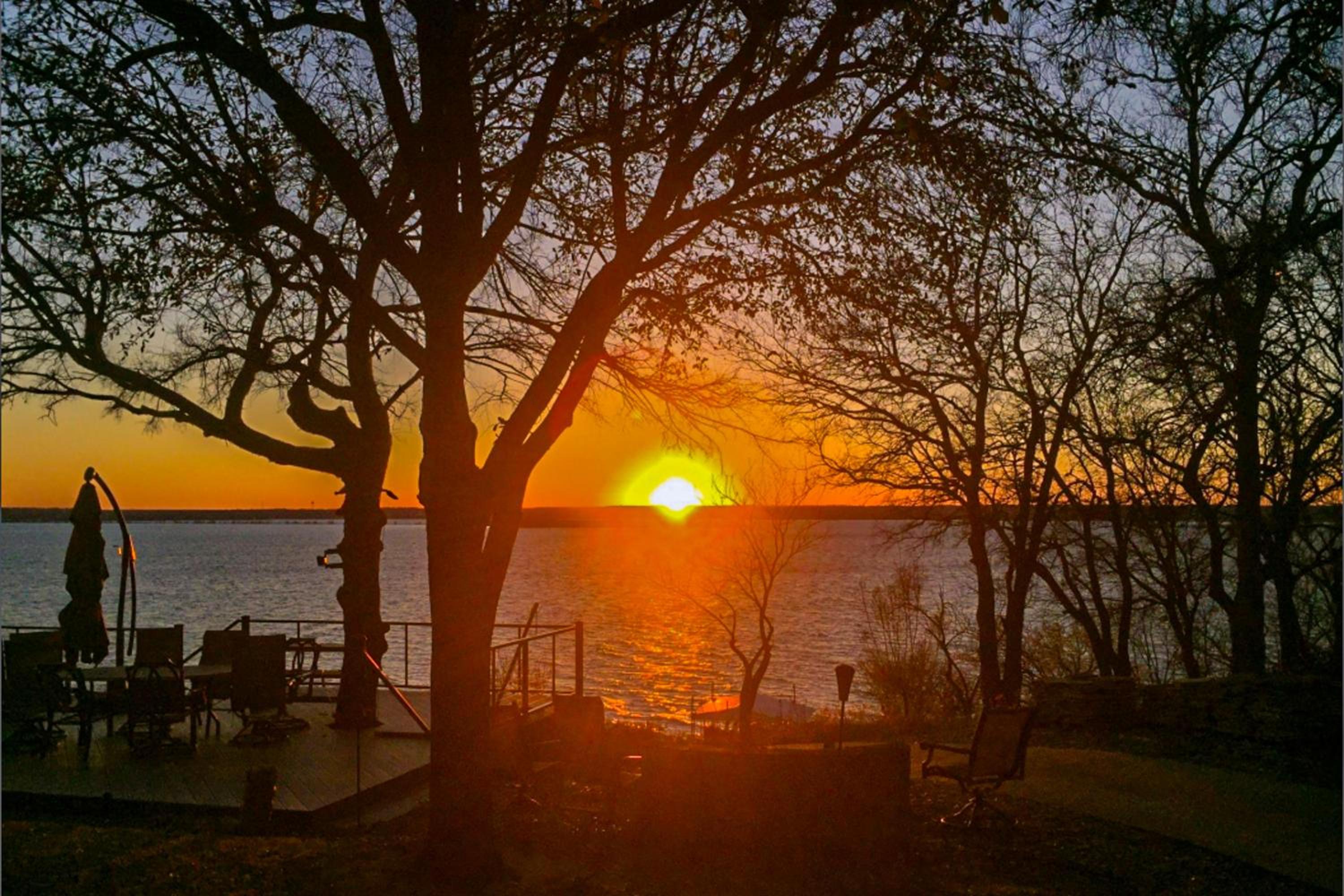 Lakefront Estate Stunning Views, Deck, Bar and Dock