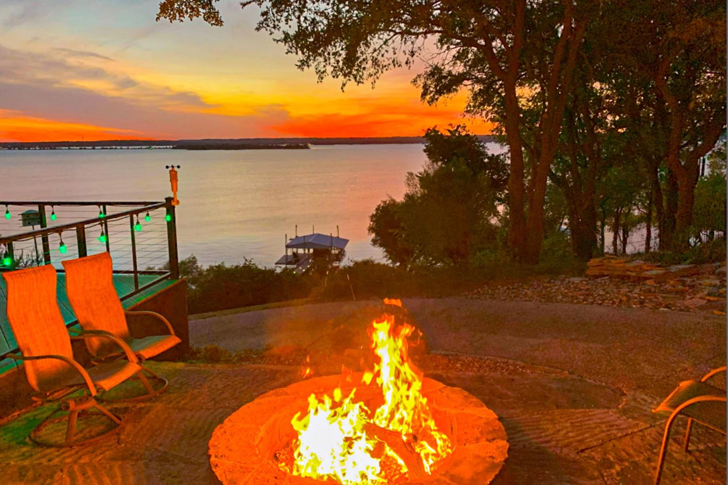 Lakefront Estate Stunning Views, Deck, Bar and Dock
