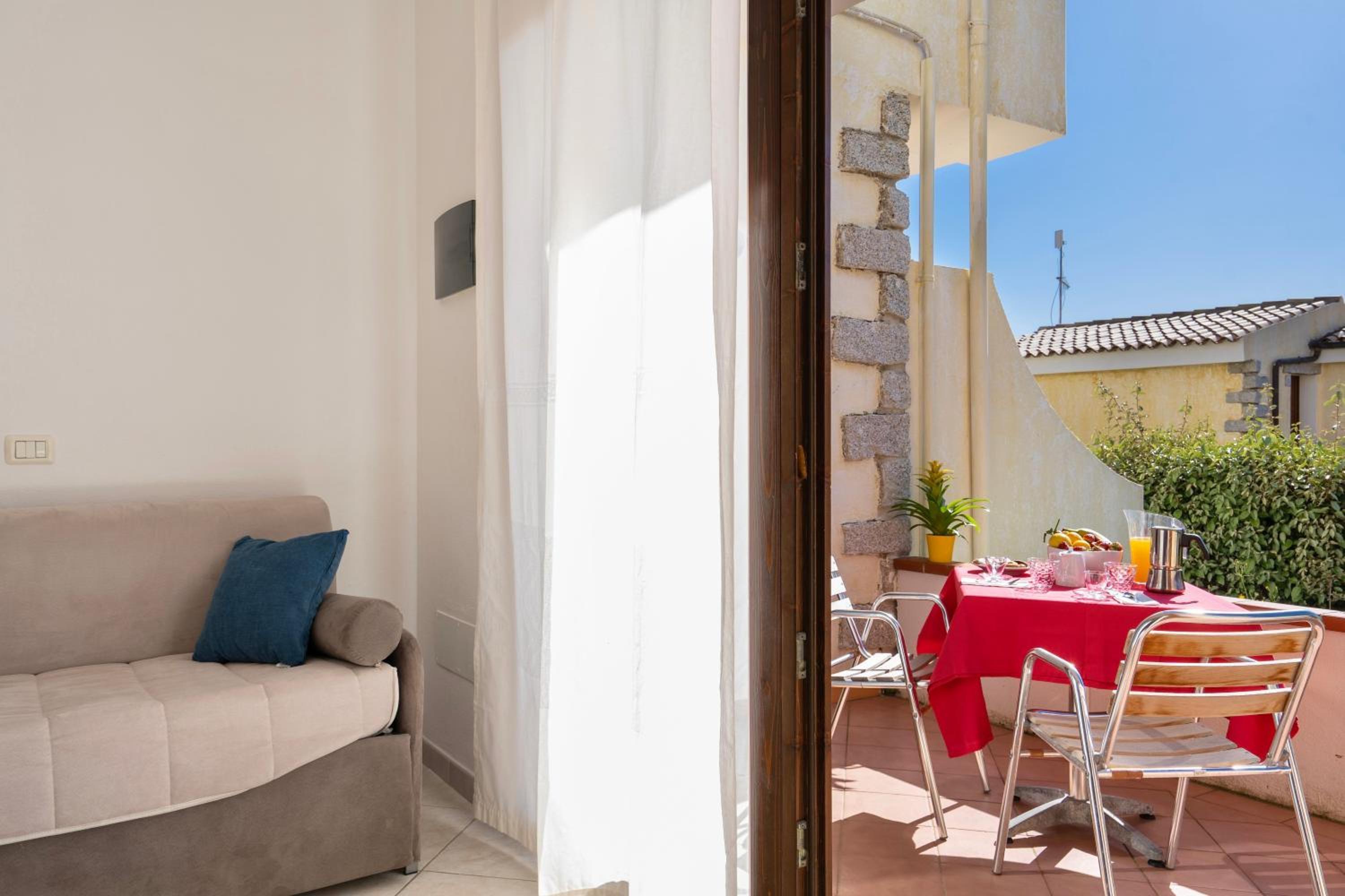 ISA-Residence with swimming-pool in Badesi