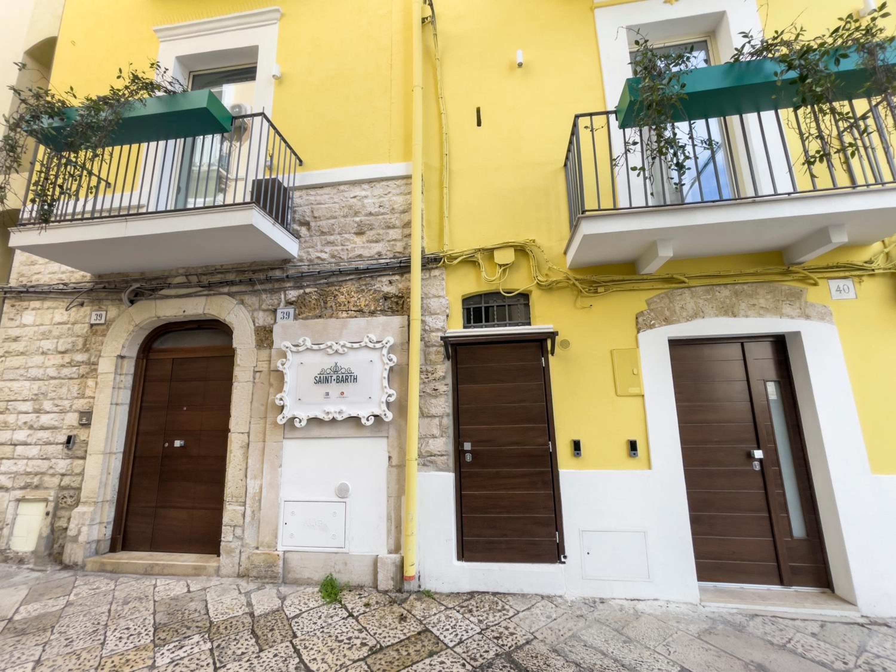 Saint Barth Guest House - Historic Loft in Bari view 2